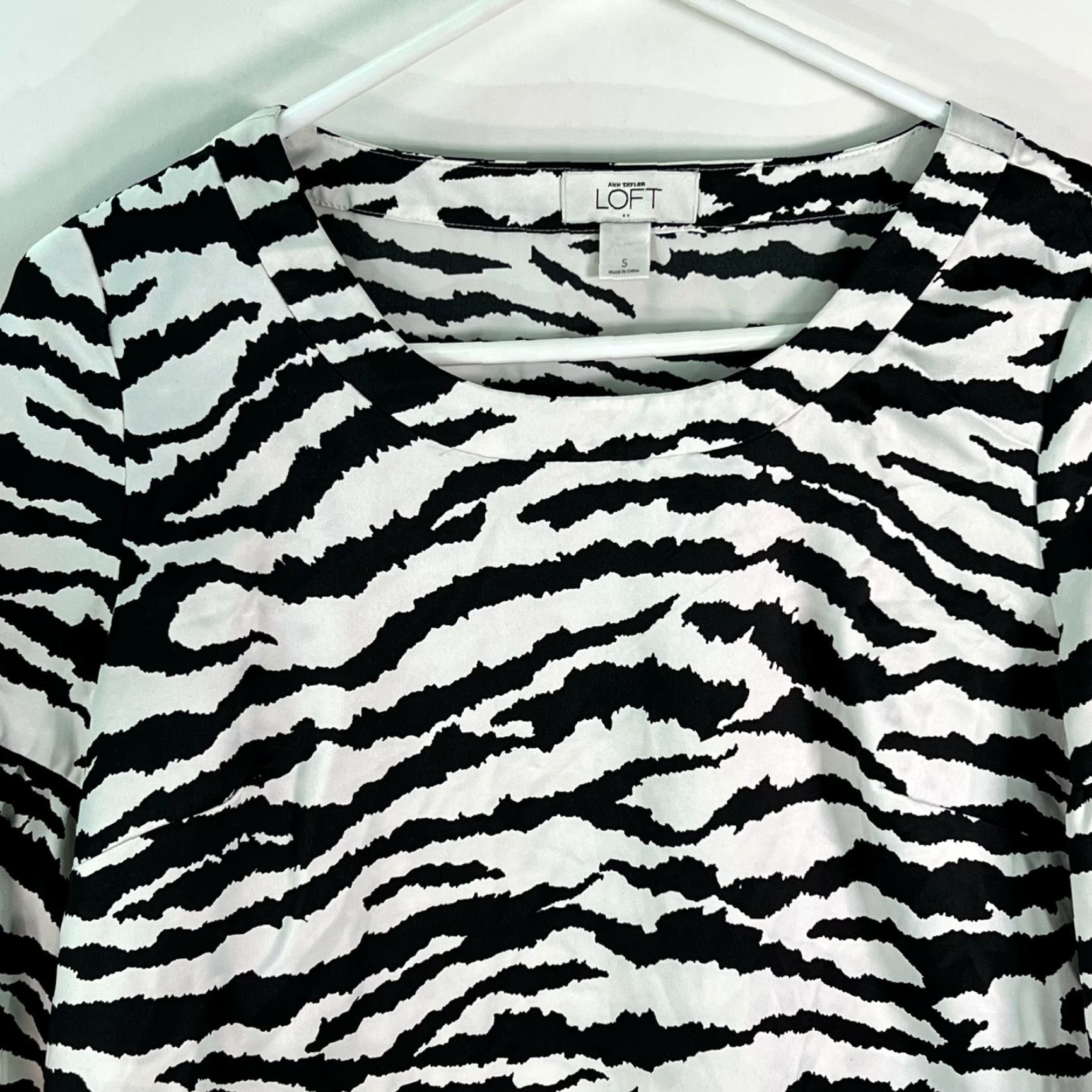 Ann Taylor Ann Taylor Loft Womens Animal Print Bell Sleeves Blouse Size S Size S / US 4 / IT 40 - 3 Thumbnail
