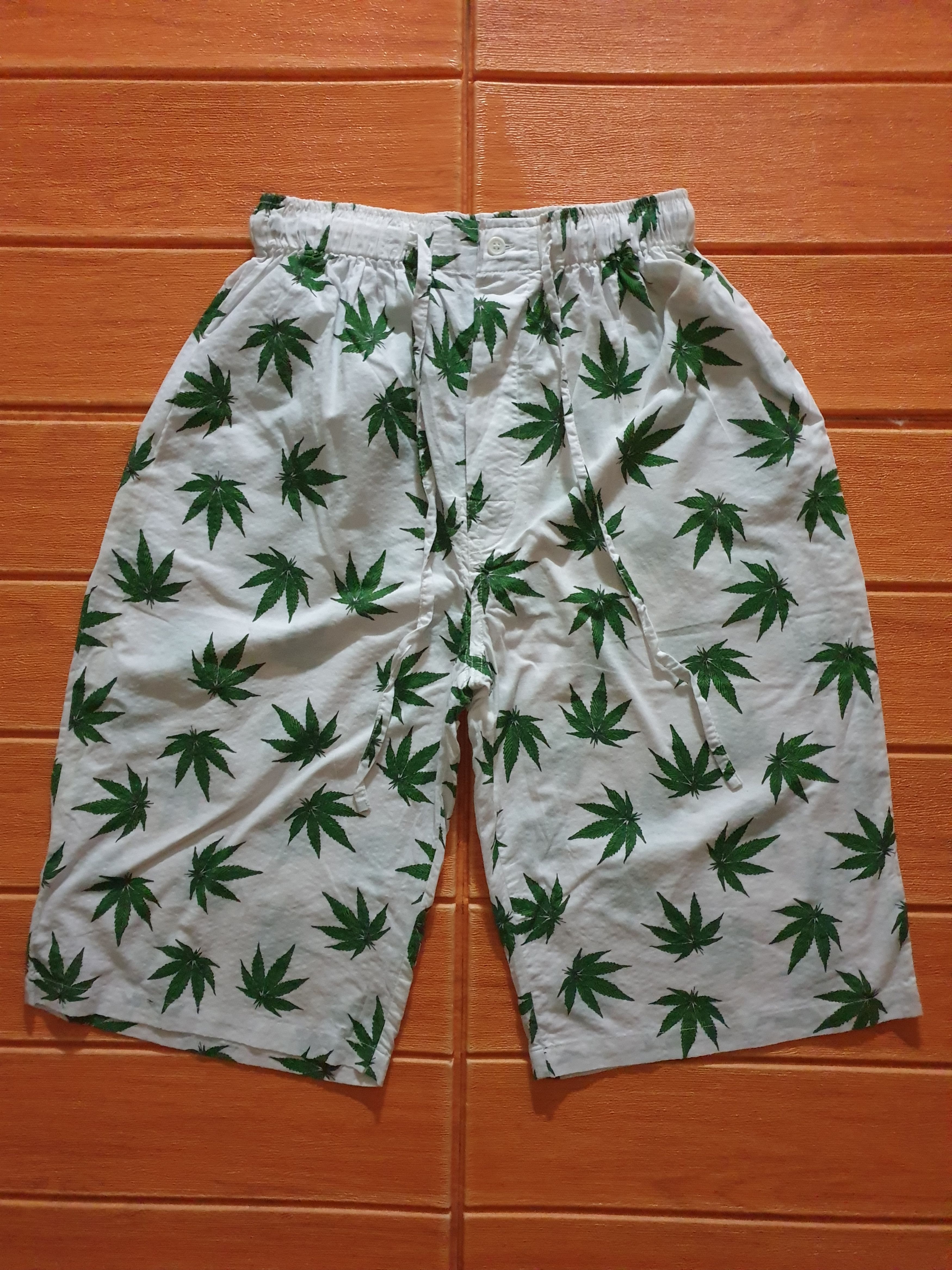 Japanese Brand Marijuana leaf short pant Size US 30 / EU 46 - 1 Thumbnail