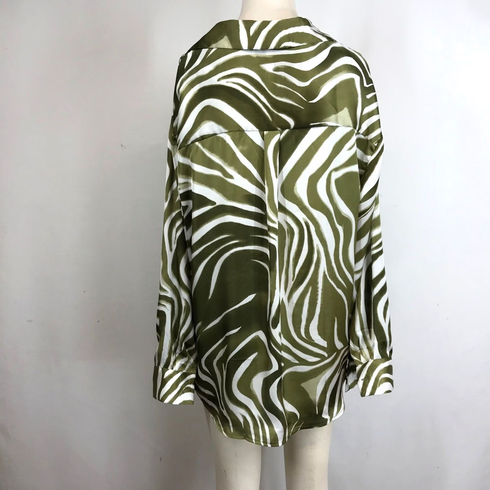 Vintage VINTAGE HAVER LONDON Zebra Print Satin Button Down Long Sleeve Shirt Women's L Size S / US 4 / IT 40 - 5 Thumbnail