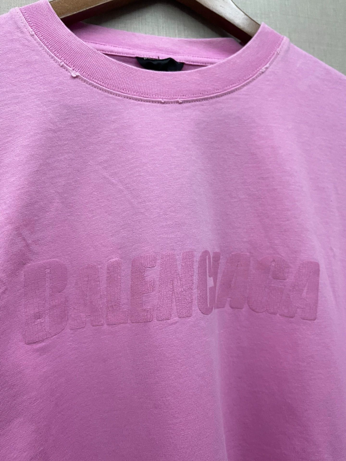 Balenciaga Balenciaga 22fw distressed pink cracked logo Tee S Size US S / EU 44-46 / 1 - 3 Thumbnail
