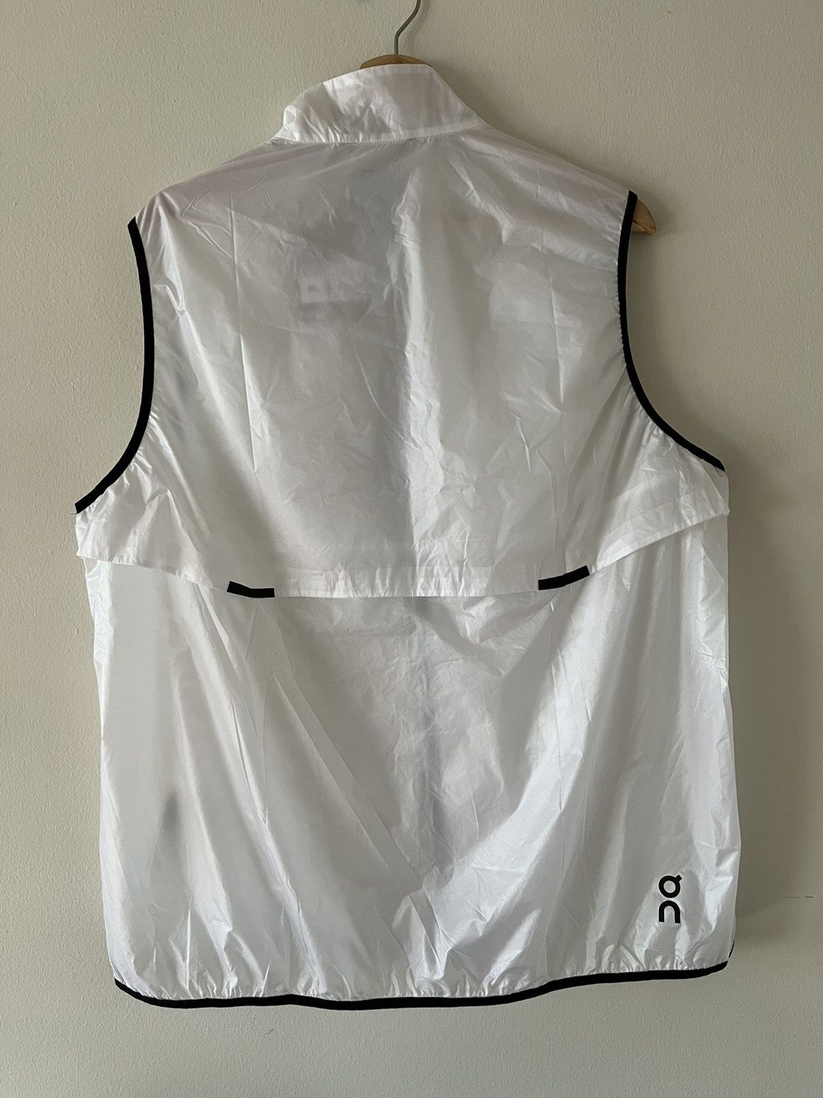 On On Cloud On Weather Vest White and black jacket Size US XL / EU 56 / 4 - 6 Thumbnail