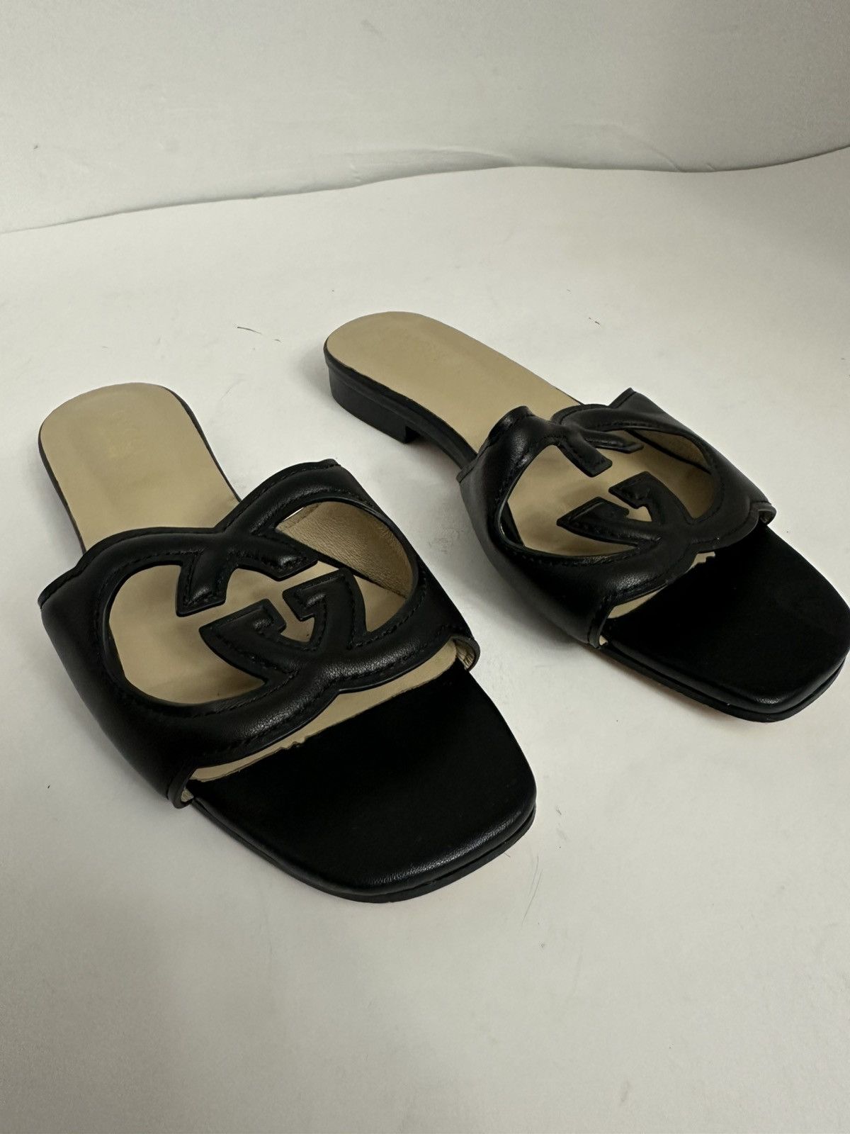 【GUCCI 】Interlocking G Cut-Out Flip-Flop Sandals BLACK GUCCI Women's Interlocking G cut-out sandal | REVERSIBLE