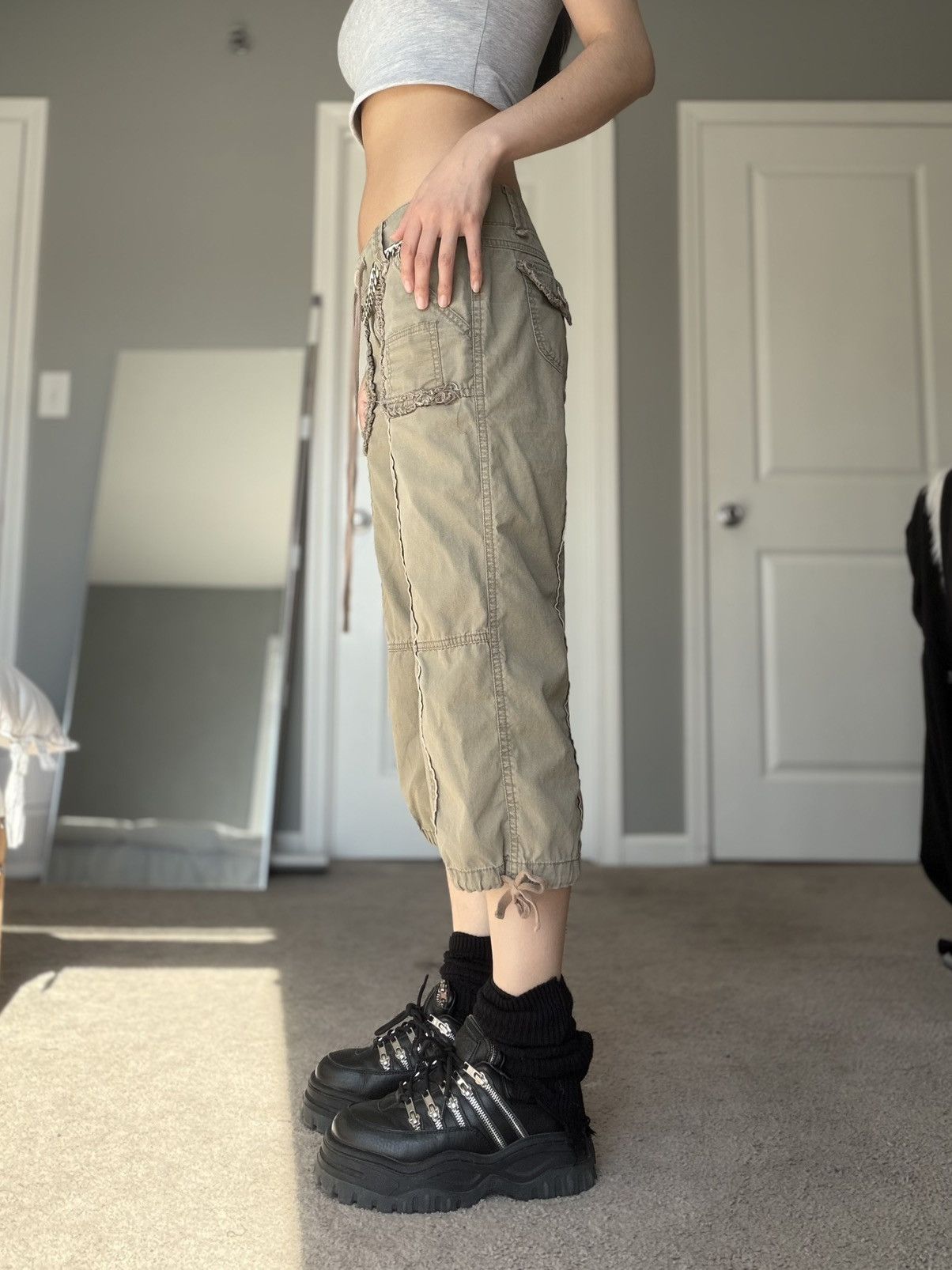 Other Y2K Delia’s Khaki Cargo Capri Pants w/ Ruffle Pocket Detail Size 30" / US 8 / IT 44 - 4 Thumbnail