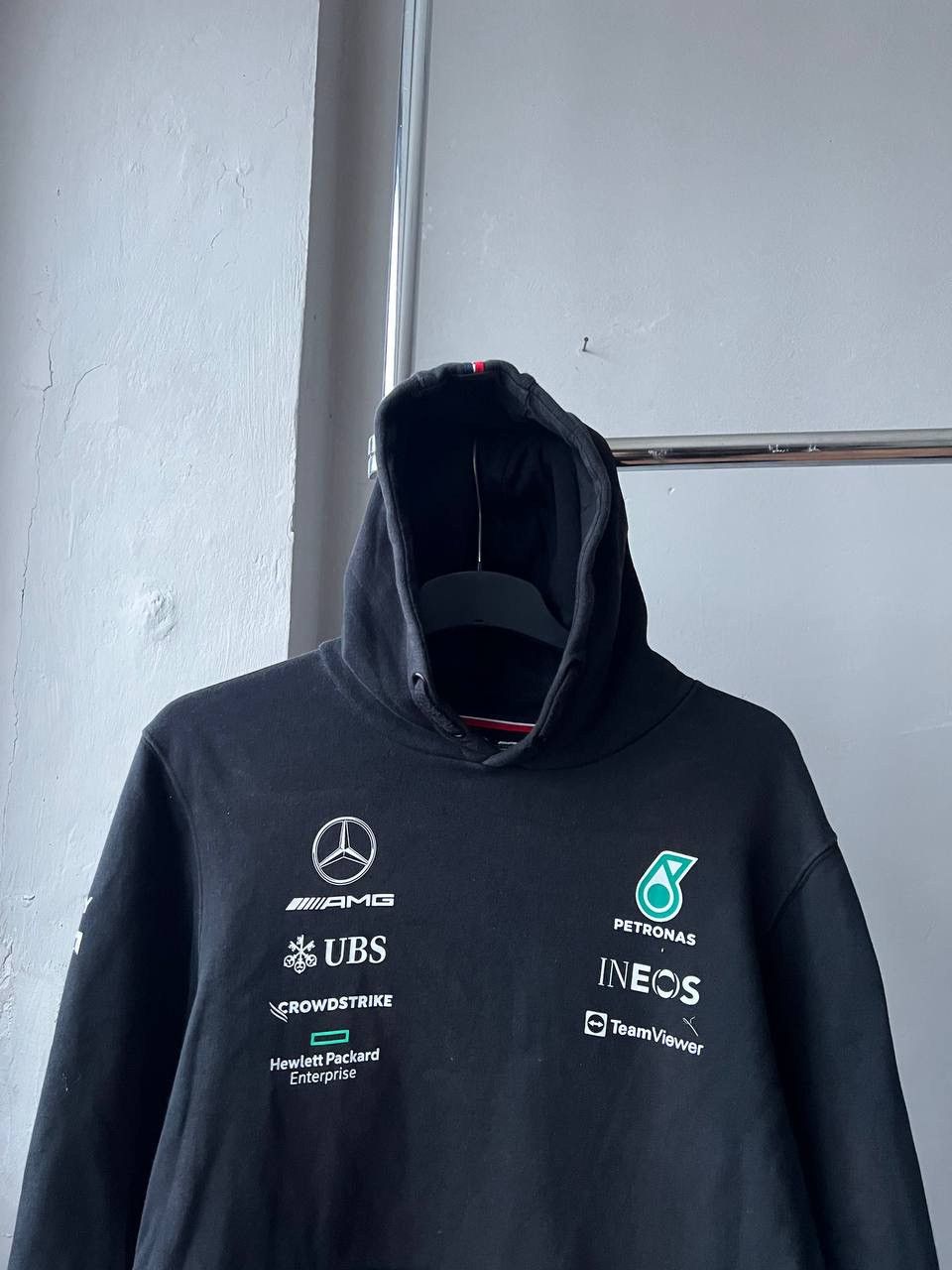 Formula 1 2022 MERCEDES BENZ AMG PETRONAS FORMULA ONE TEAM HOODIE L Size US L / EU 52-54 / 3 - 3 Thumbnail