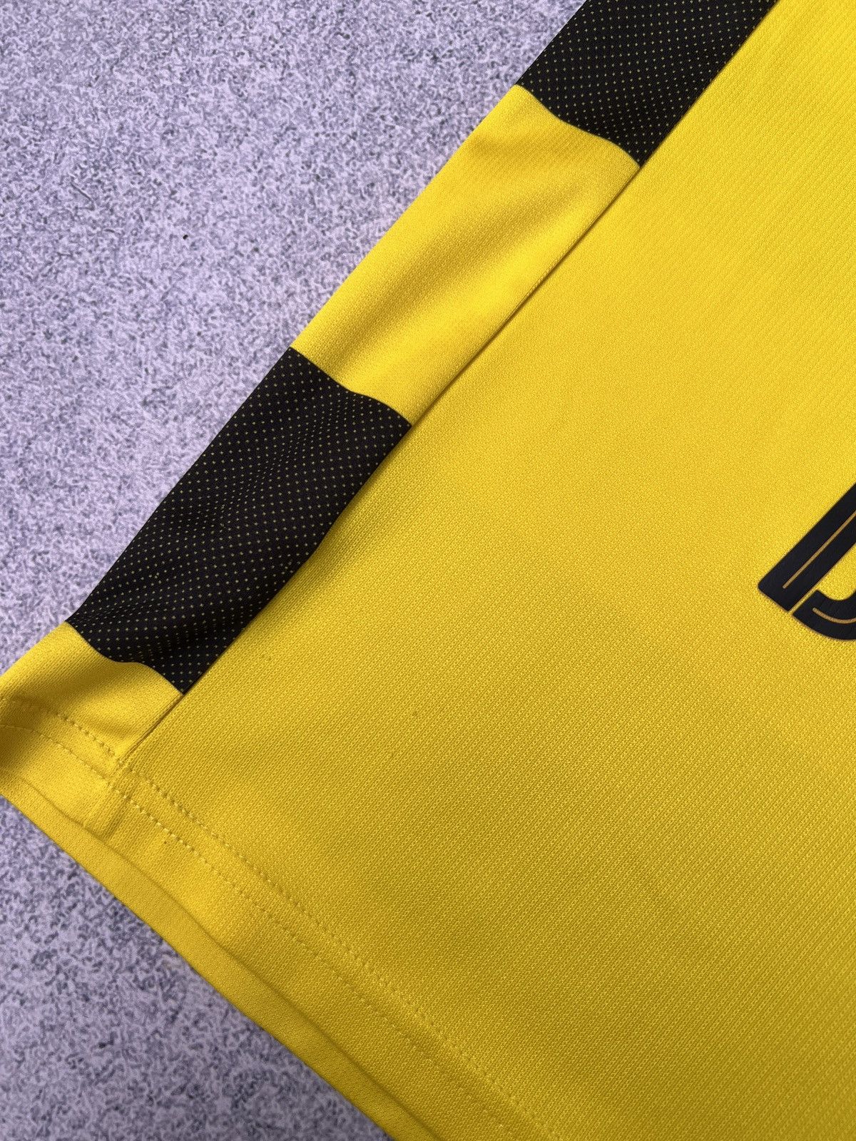 Puma × Vintage Borussia Dortmund Home Kit 17/18 Size US L / EU 52-54 / 3 - 17 Thumbnail