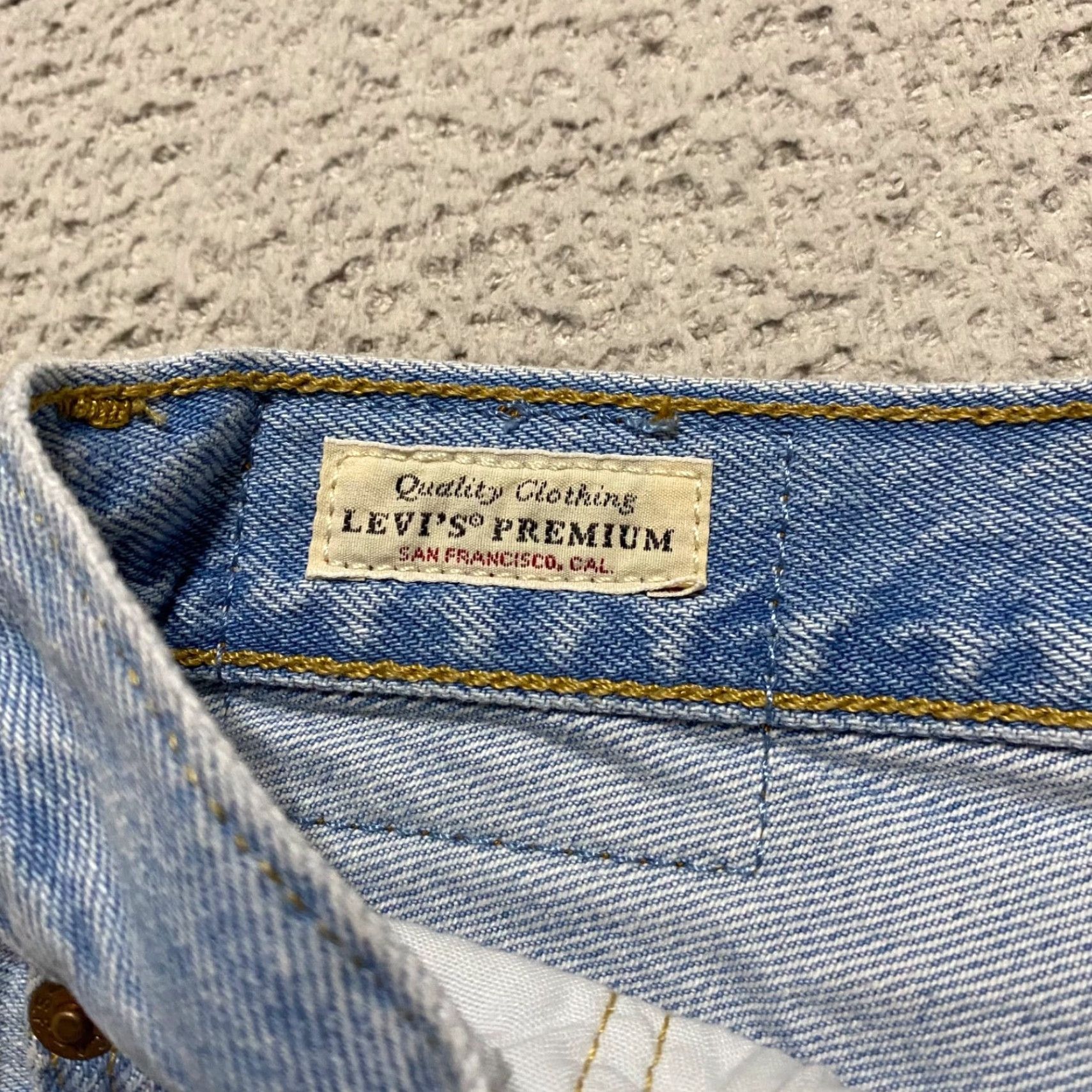 Levi's Levi's 501 Jeans Shorts Blue Denim Medium Wash Cut-Off Inseam 2" Womens Size 28 Shorts Structured Pockets 5-Pocket Design Modern Classic Mens? Wait Size 28" / US 6 / IT 42 - 4 Thumbnail