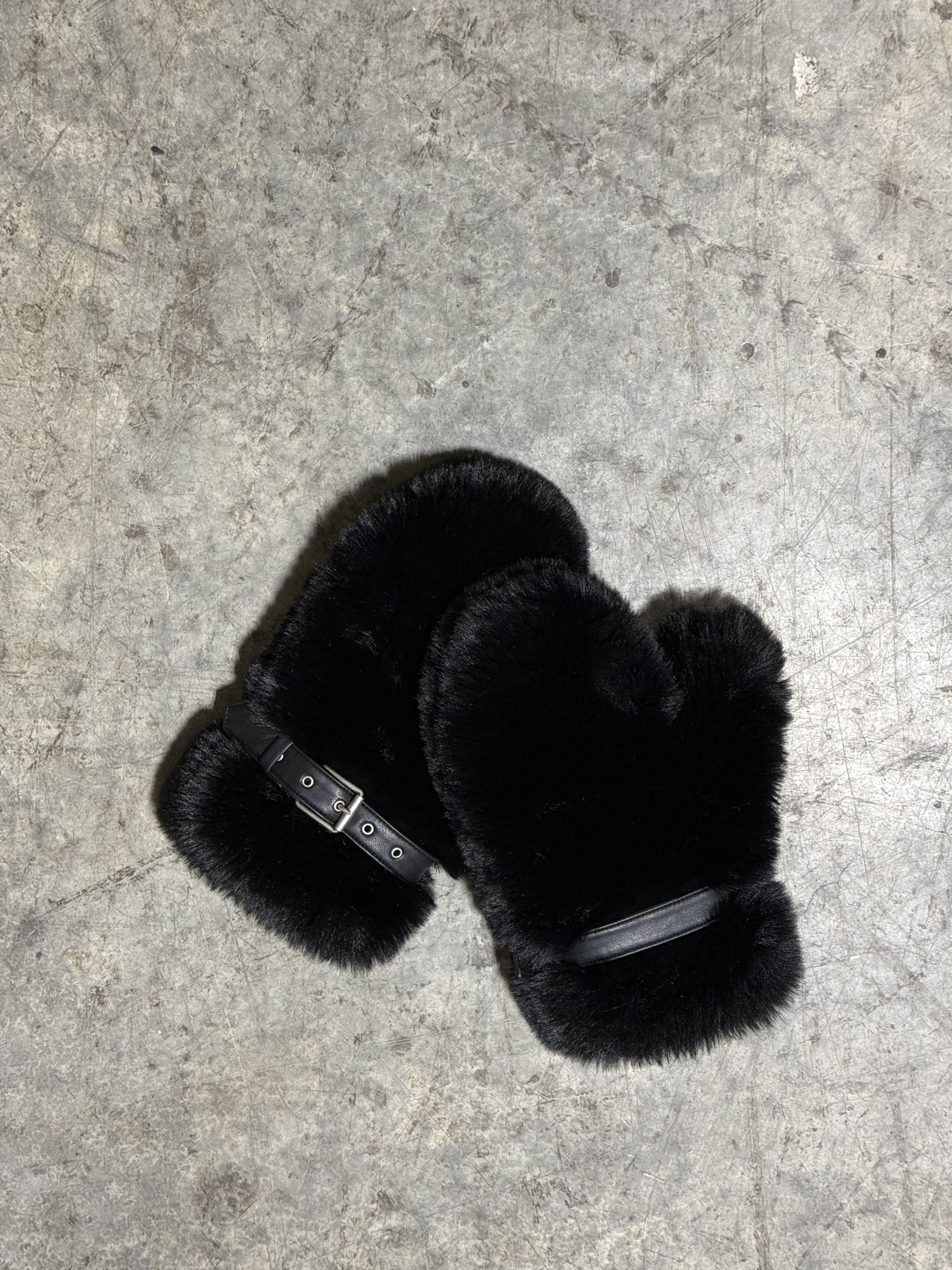 Acne Studios Acne Studios Alion Fur Mits 'Black' Size ONE SIZE - 1 Thumbnail