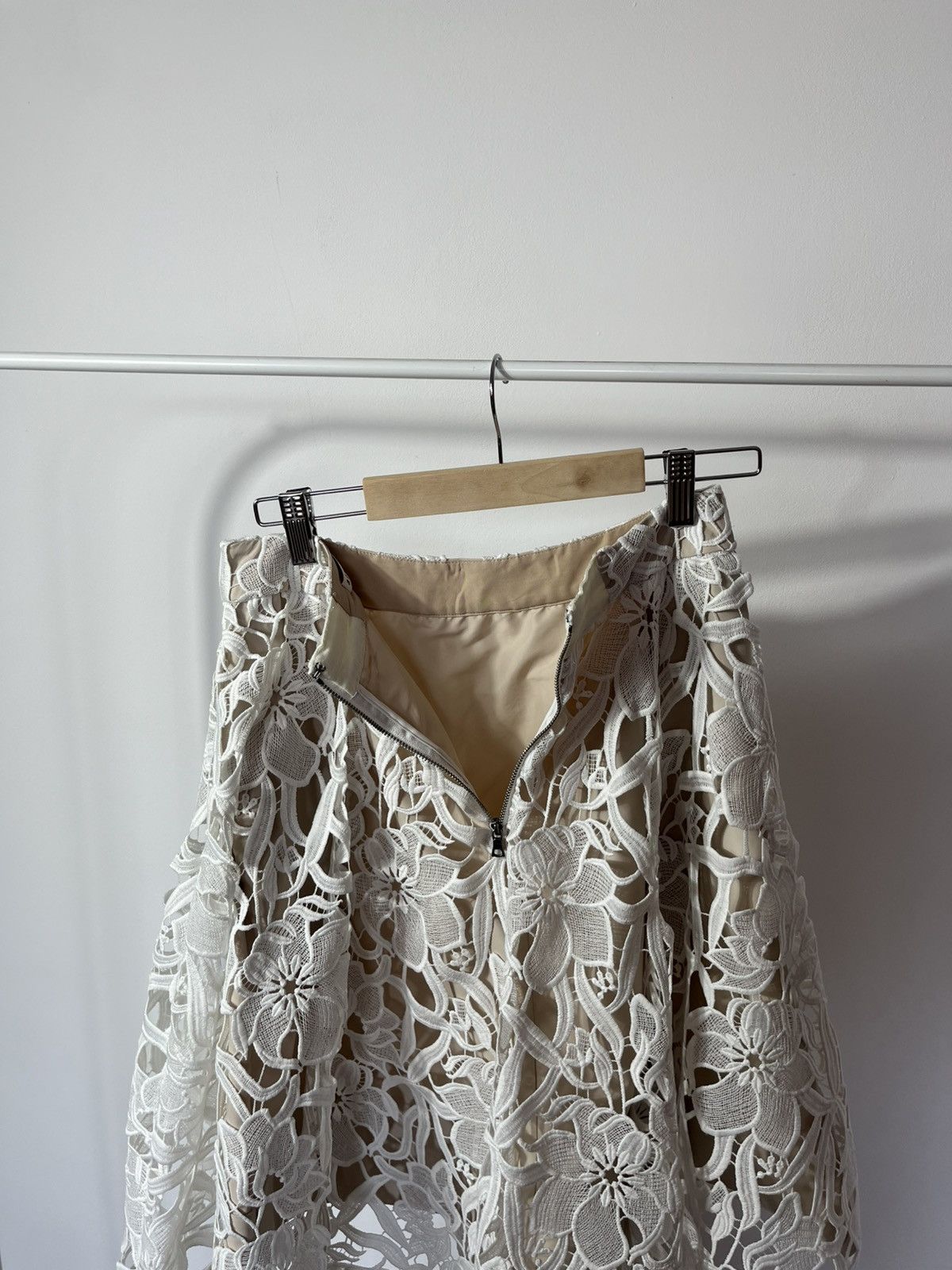 Alice + Olivia Alice + Olivia Floral Lace Skirt White Midi Size 2 Size 26" / US 2 / IT 38 - 6 Thumbnail