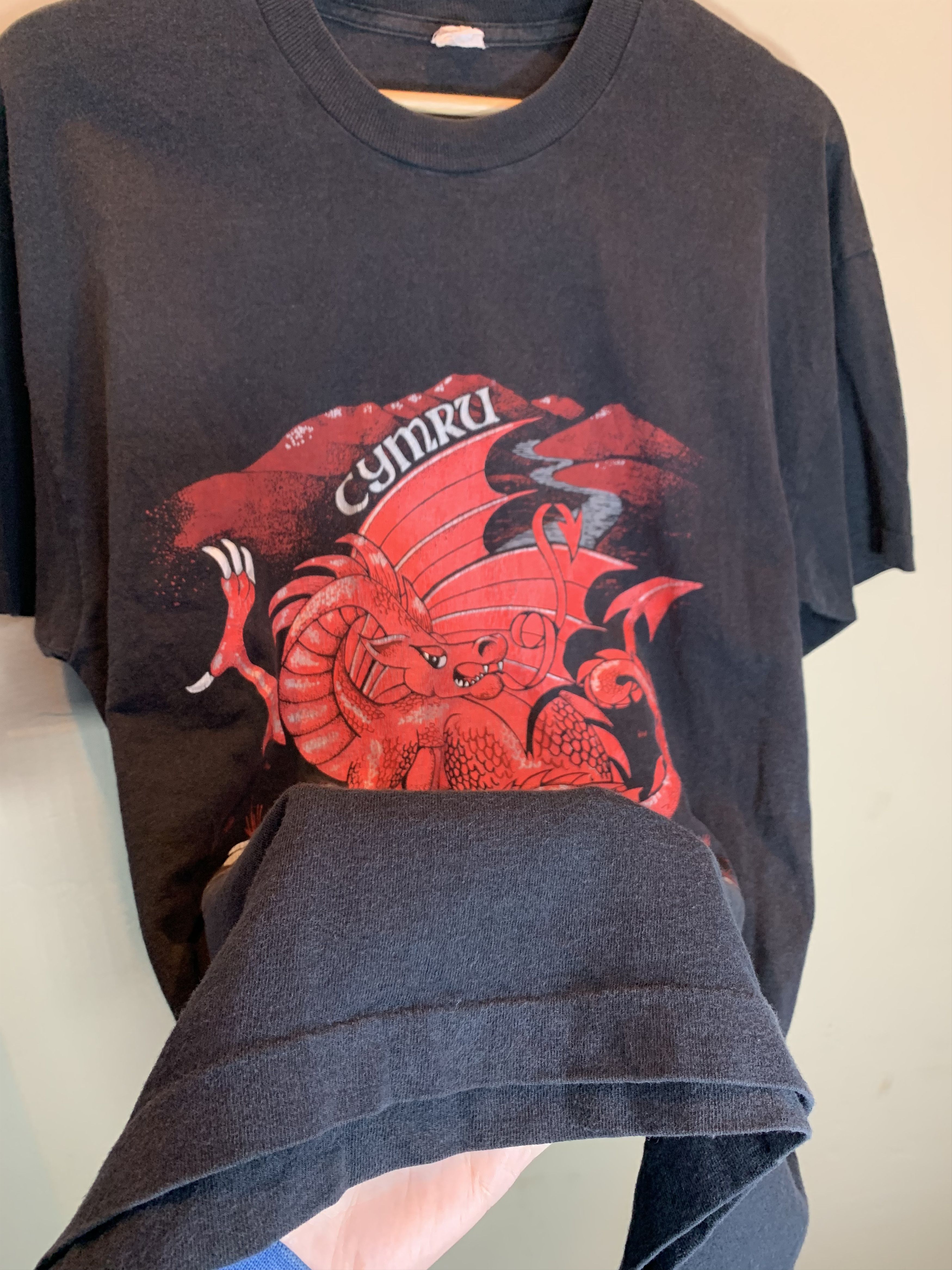 Vintage *RARE* VTG 80s Wales Cymru Welsh Dragon Single Stitch Shirt Size US L / EU 52-54 / 3 - 4 Thumbnail