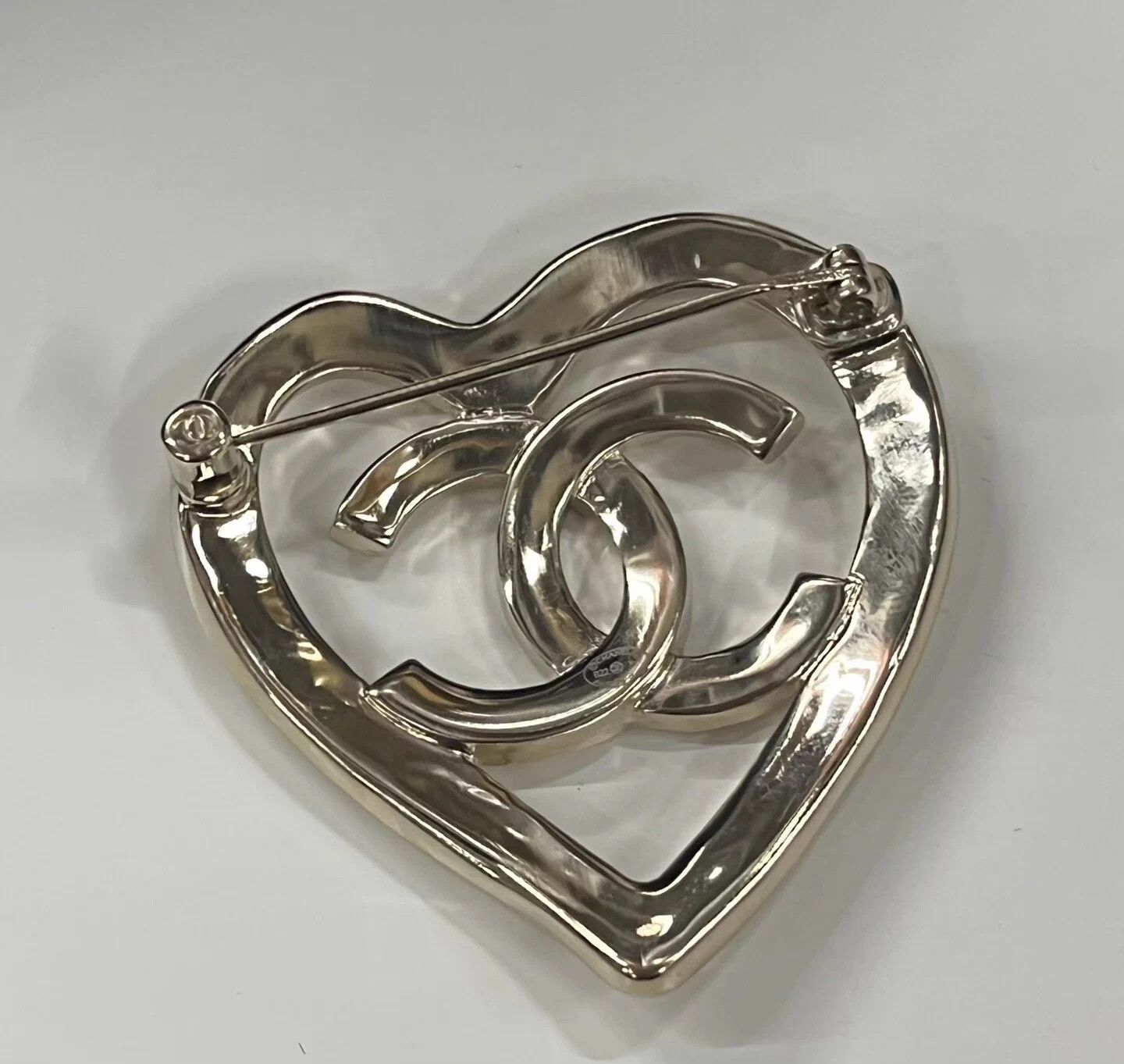 Chanel Chanel Gold Openwork Heart Brooch Mint Size ONE SIZE - 4 Thumbnail