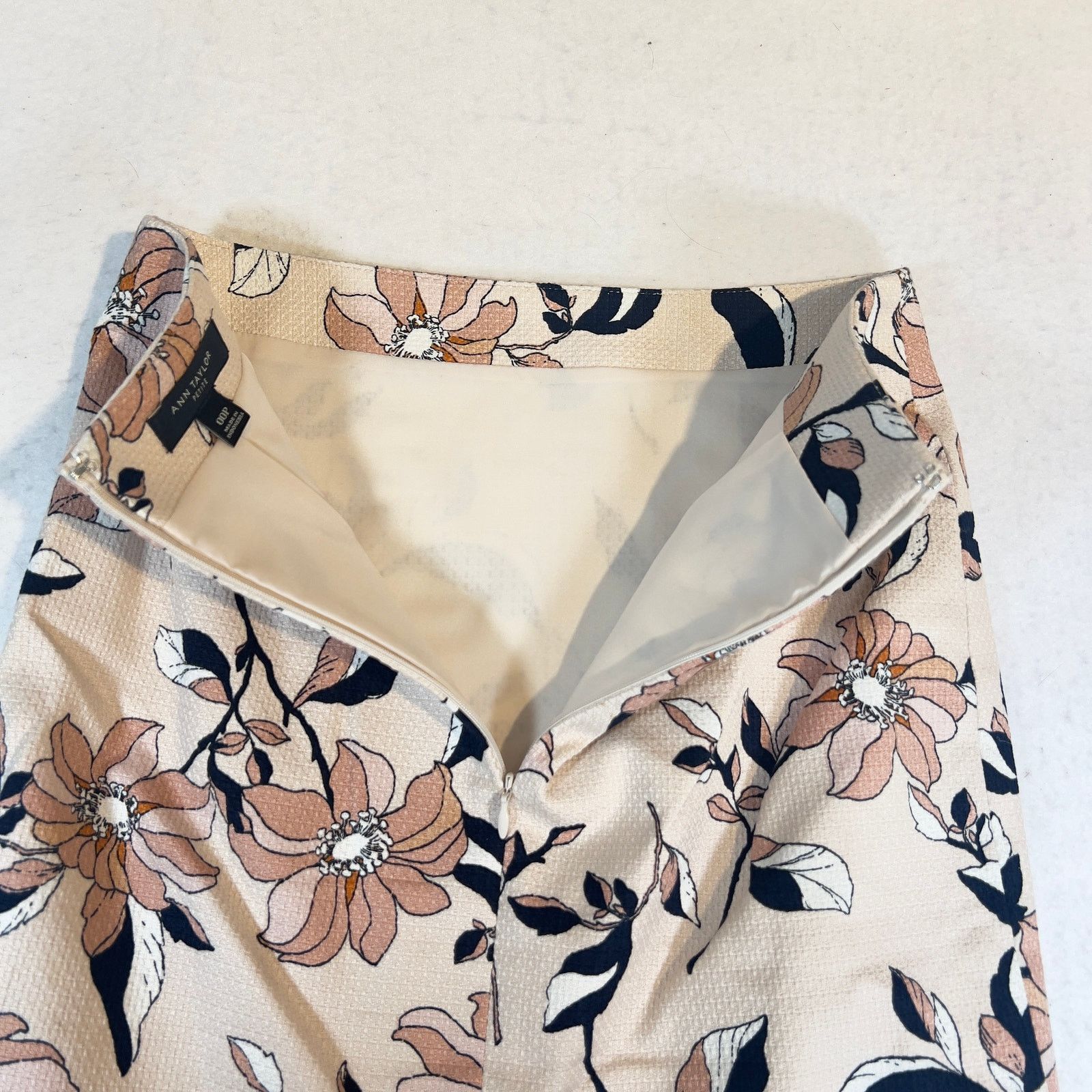 Ann Taylor Ann Taylor Petite Pencil Skirt 00P Japanese Floral Lined Size 24" / US 00 / IT 34 - 6 Thumbnail