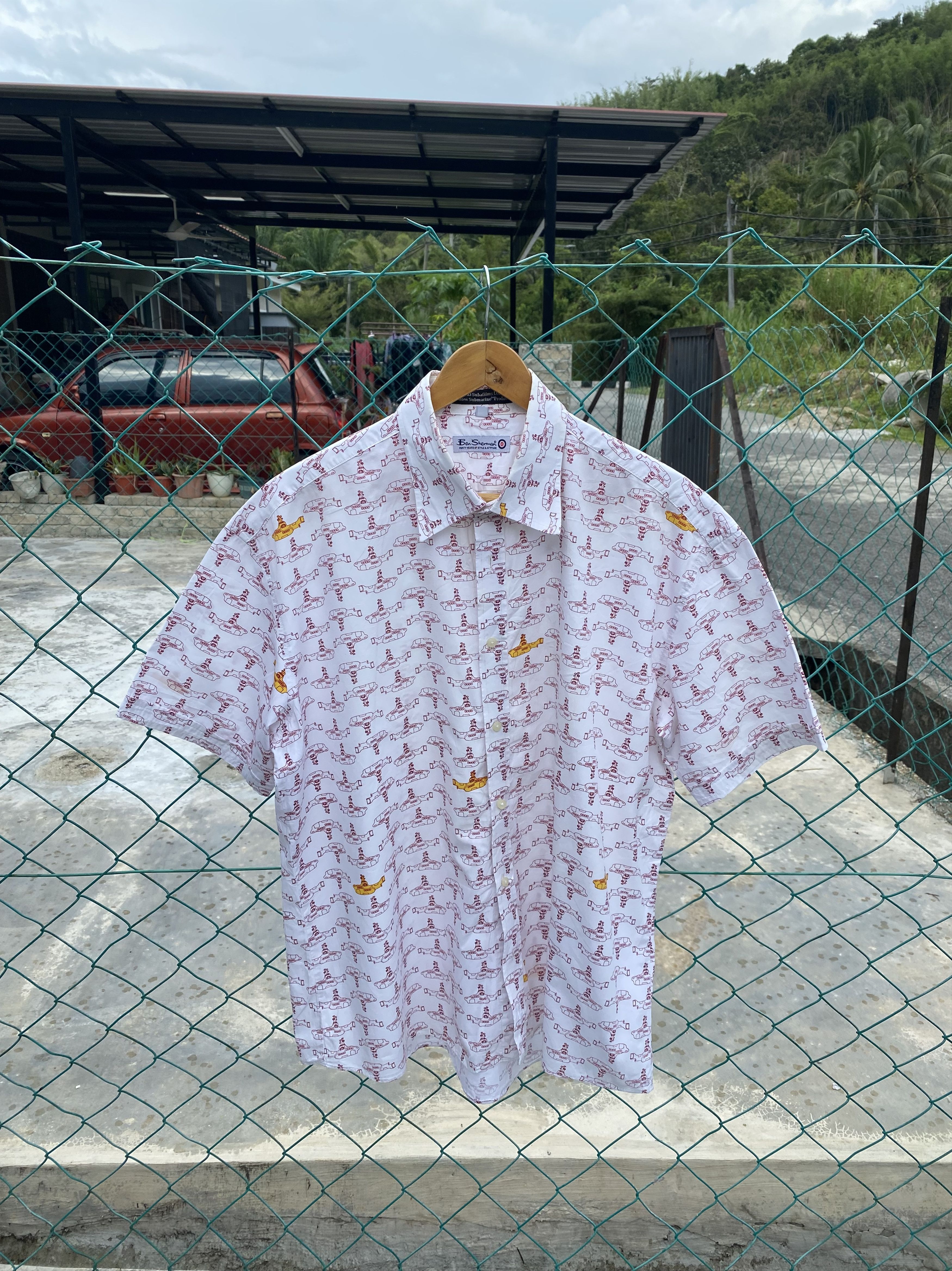 Ben Sherman 2003 Ben Sherman Full printed A Yellow Submarine Product. Size US XL / EU 56 / 4 - 1 Thumbnail