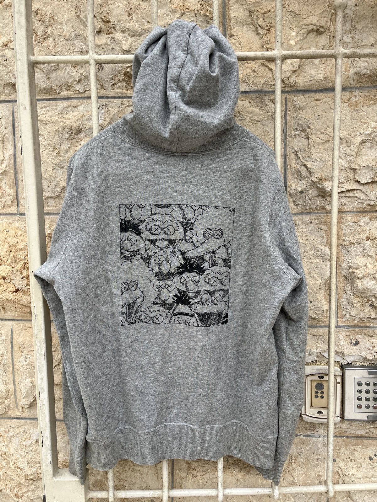 Kaws × Uniqlo KAWS x UNIQLO SESAME STREET HOODIE Size US M / EU 48-50 / 2 - 2 Thumbnail