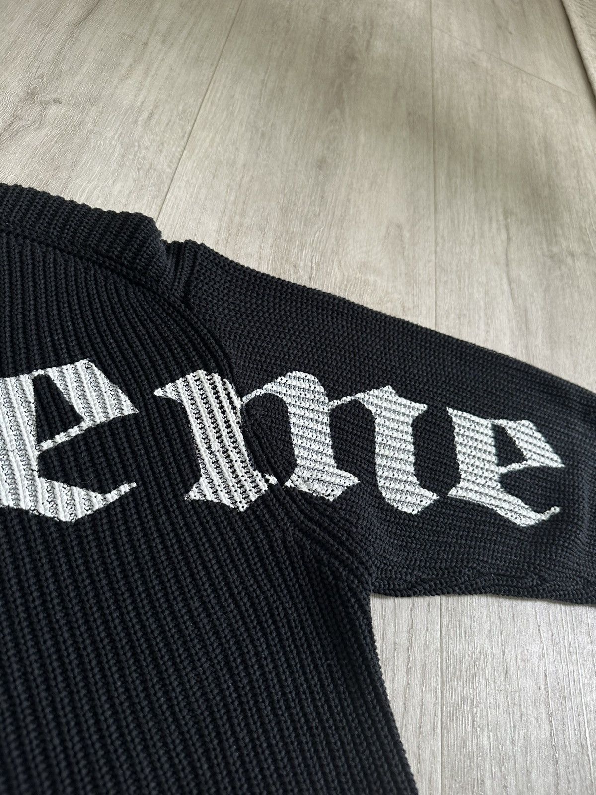 Supreme Supreme Printed Old English Sweater Black SS25 Size US M / EU 48-50 / 2 - 11 Thumbnail
