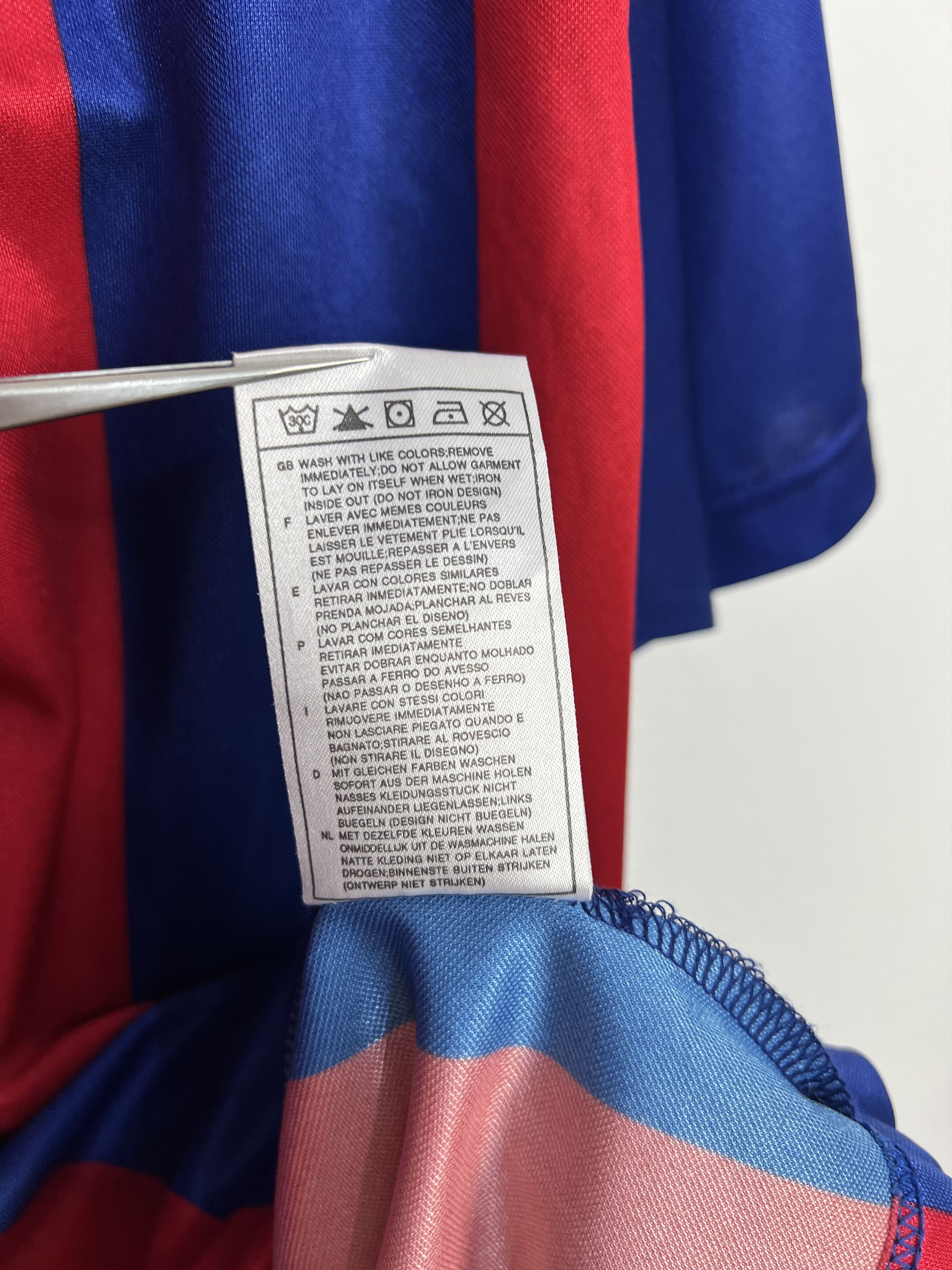 Nike Barcelona Home football shirt 2000 Soccer Nike Jersey Size US L / EU 52-54 / 3 - 9 Thumbnail