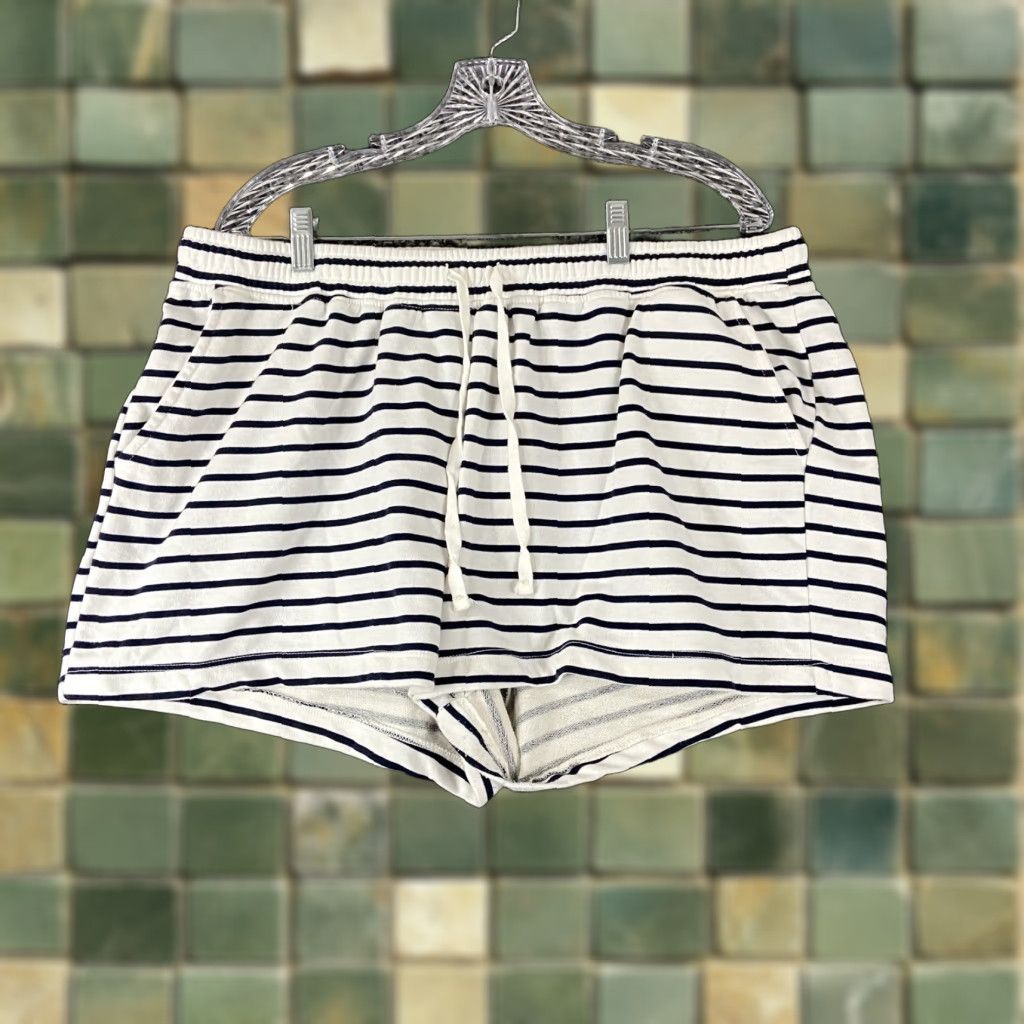 Banana Republic Banana Republic White Black Striped Shorts Pockets Women’s XL Multicolor Striped Shorts Banana Republic Women’s XL Pockets White Black Multicolor Size 40" / US 18 - 1 Thumbnail