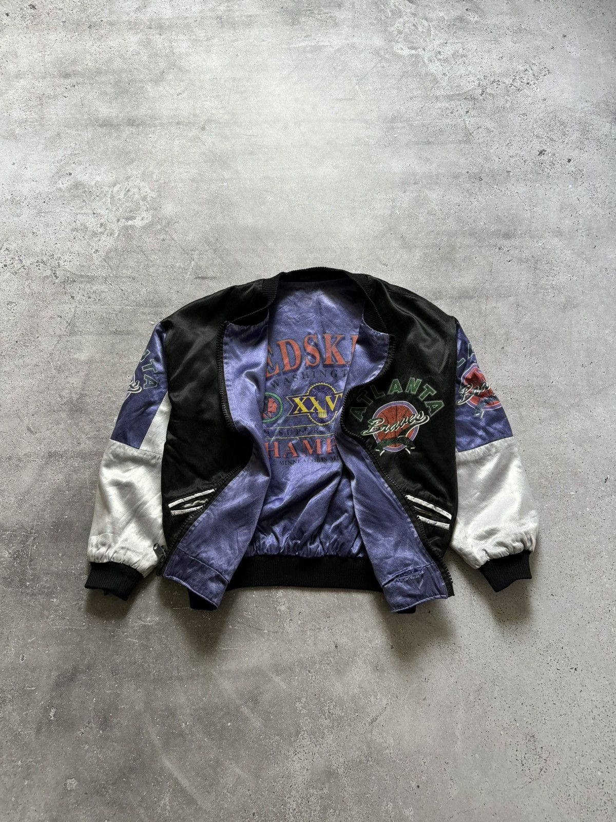 MLB × NFL × Vintage Vintage 90s Atlanta Braves + Red Skins Reversible Bomber Size US S / EU 44-46 / 1 - 3 Thumbnail