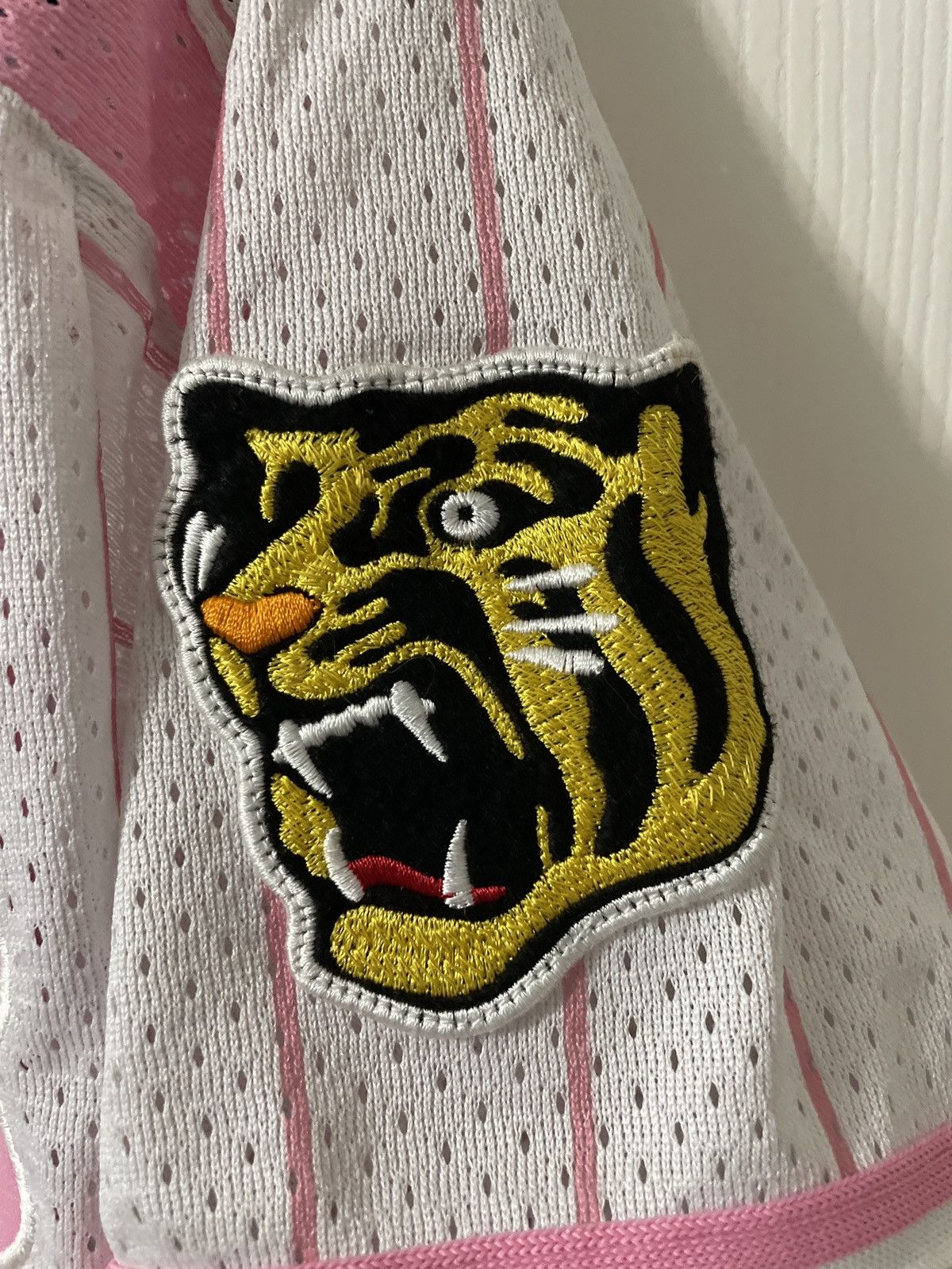 Japanese Brand Pink Mizuno Hanshin Tigers Women’s Jersey Size US M / EU 48-50 / 2 - 4 Thumbnail