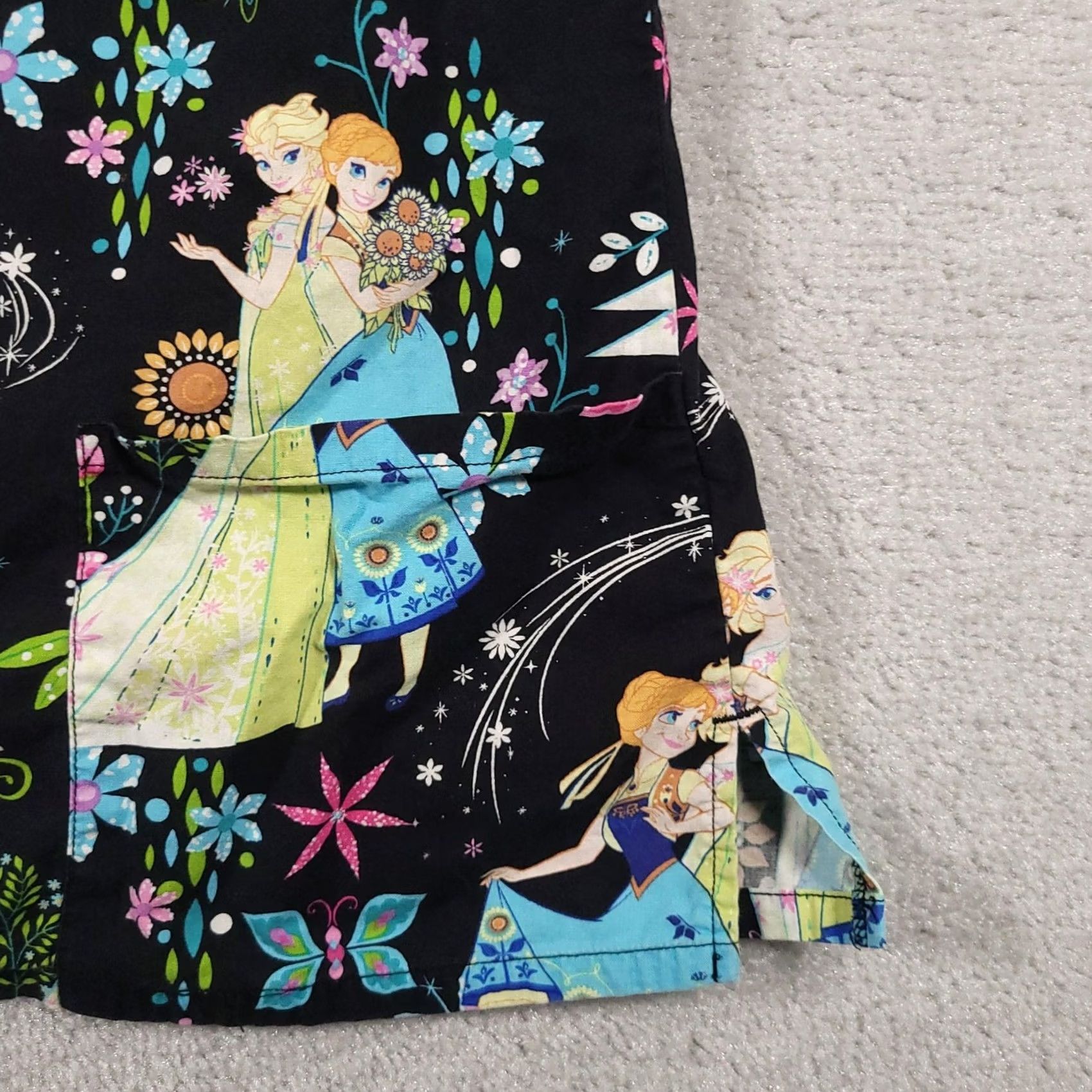 Disney Disney Frozen Scrub Top Womens Small Black Anna Elsa Floral Nurse Shirt V-Neck Size S / US 4 / IT 40 - 5 Thumbnail