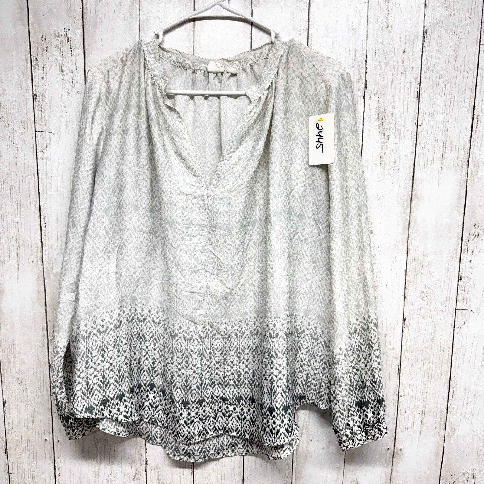 Gap Gap Shirt Size Medium Ombre Aztec Smocked Blouse Detail Boho Size M / US 6-8 / IT 42-44 - 1 Thumbnail