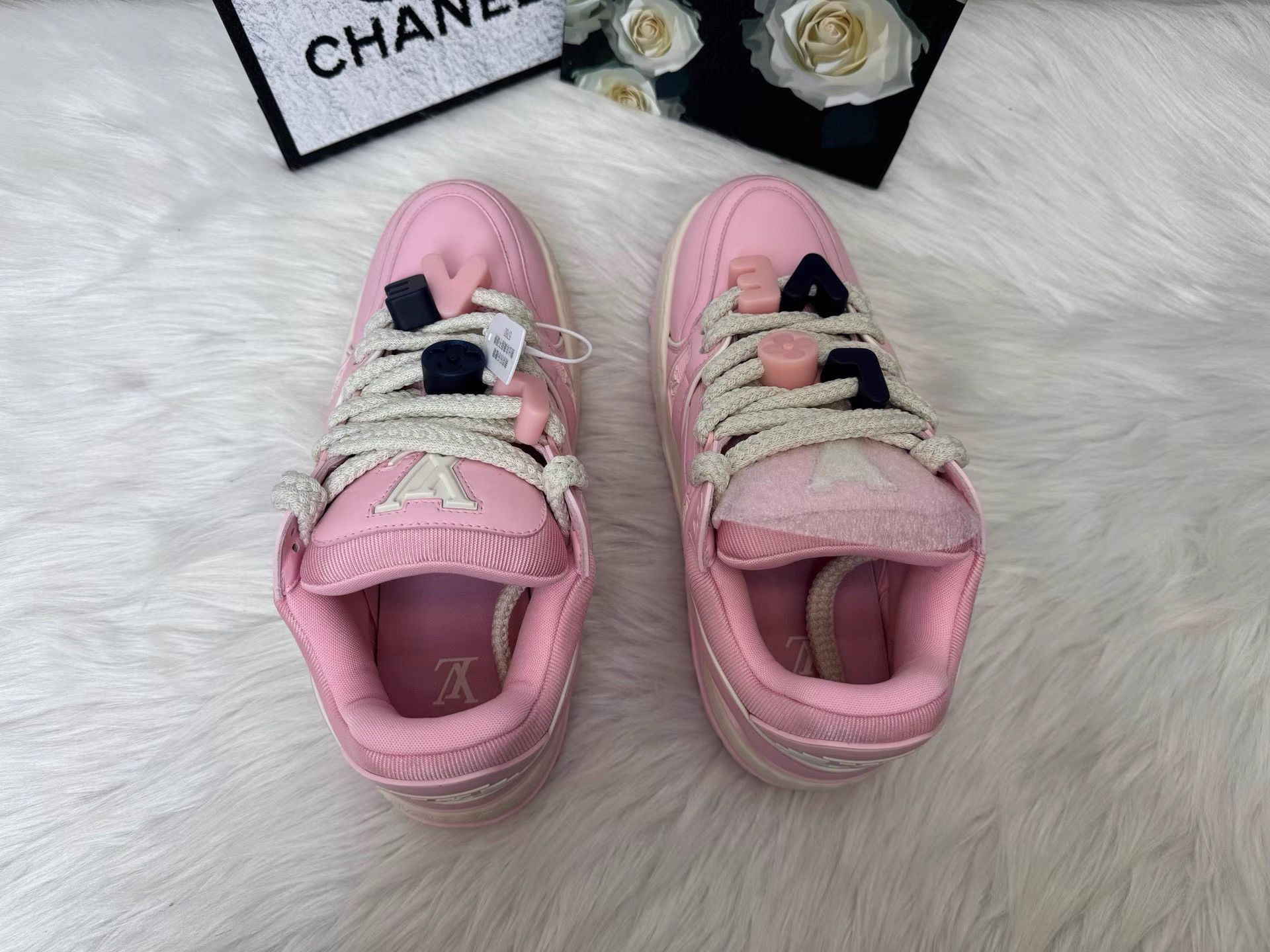 Louis Vuitton Louis Vuitton Trainer Maxi LOVE Logo Low Top Sneakers K36 Size US 8 / EU 41 - 8 Thumbnail