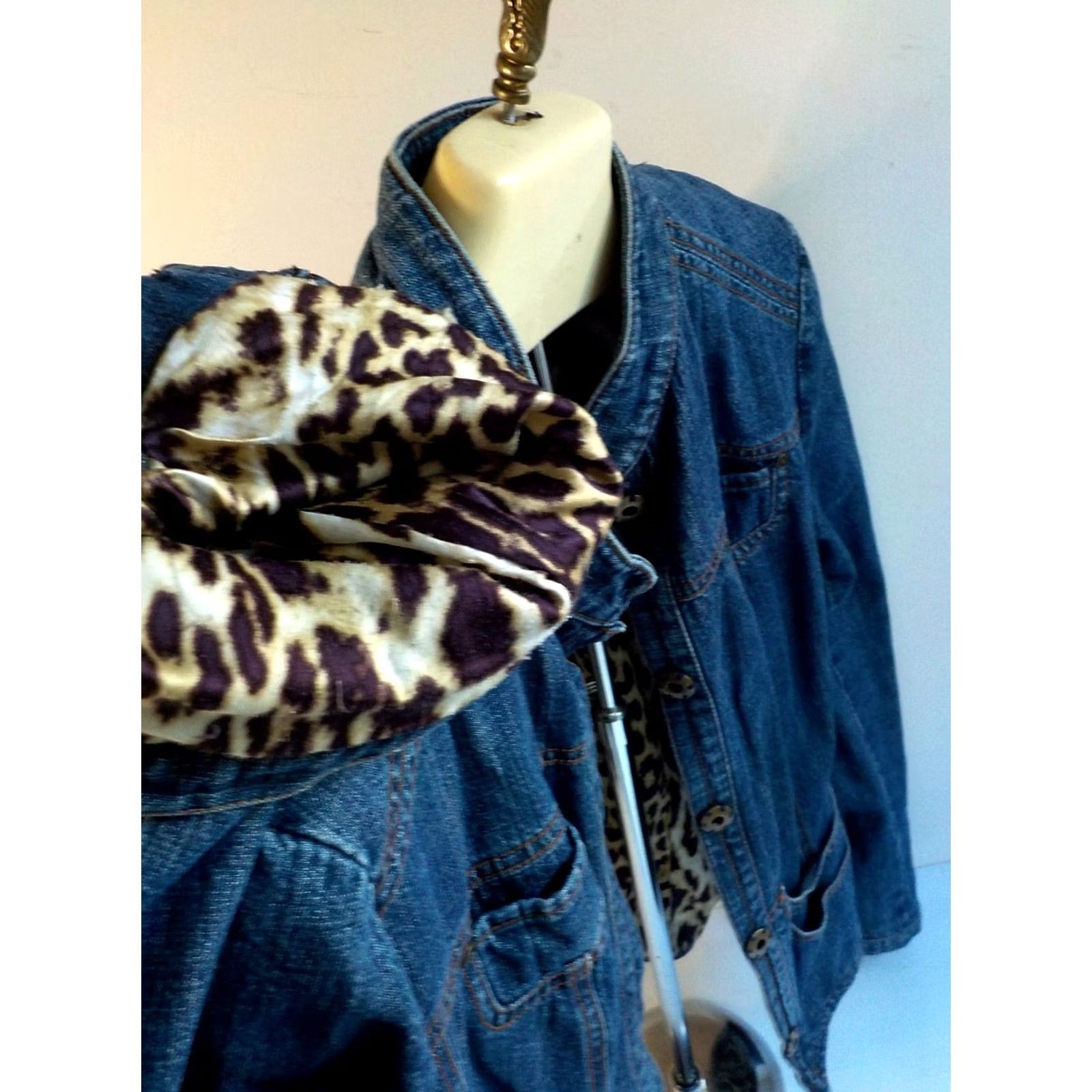 Vintage TAHARI Snap Front Denim Jacket w/Leopard Lining - Blue Denim Cotton, Polyester/Elastane Lining, M/L, Short Length, Chest Pockets, Women, Casual, 90s? Size M / US 6-8 / IT 42-44 - 4 Thumbnail