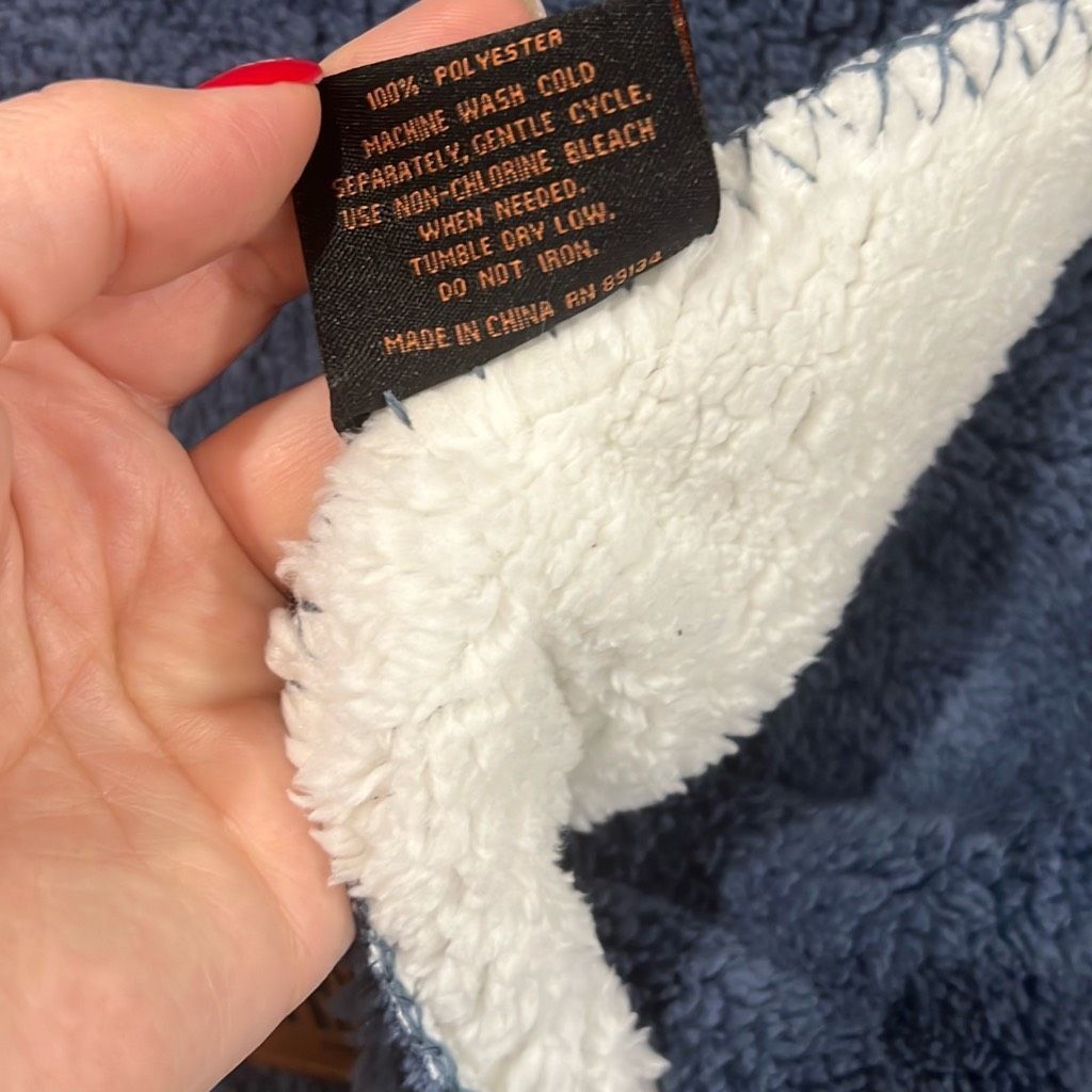 Frye NWT Sherpa Blanket Throw Reversible white Blue 50 x 60