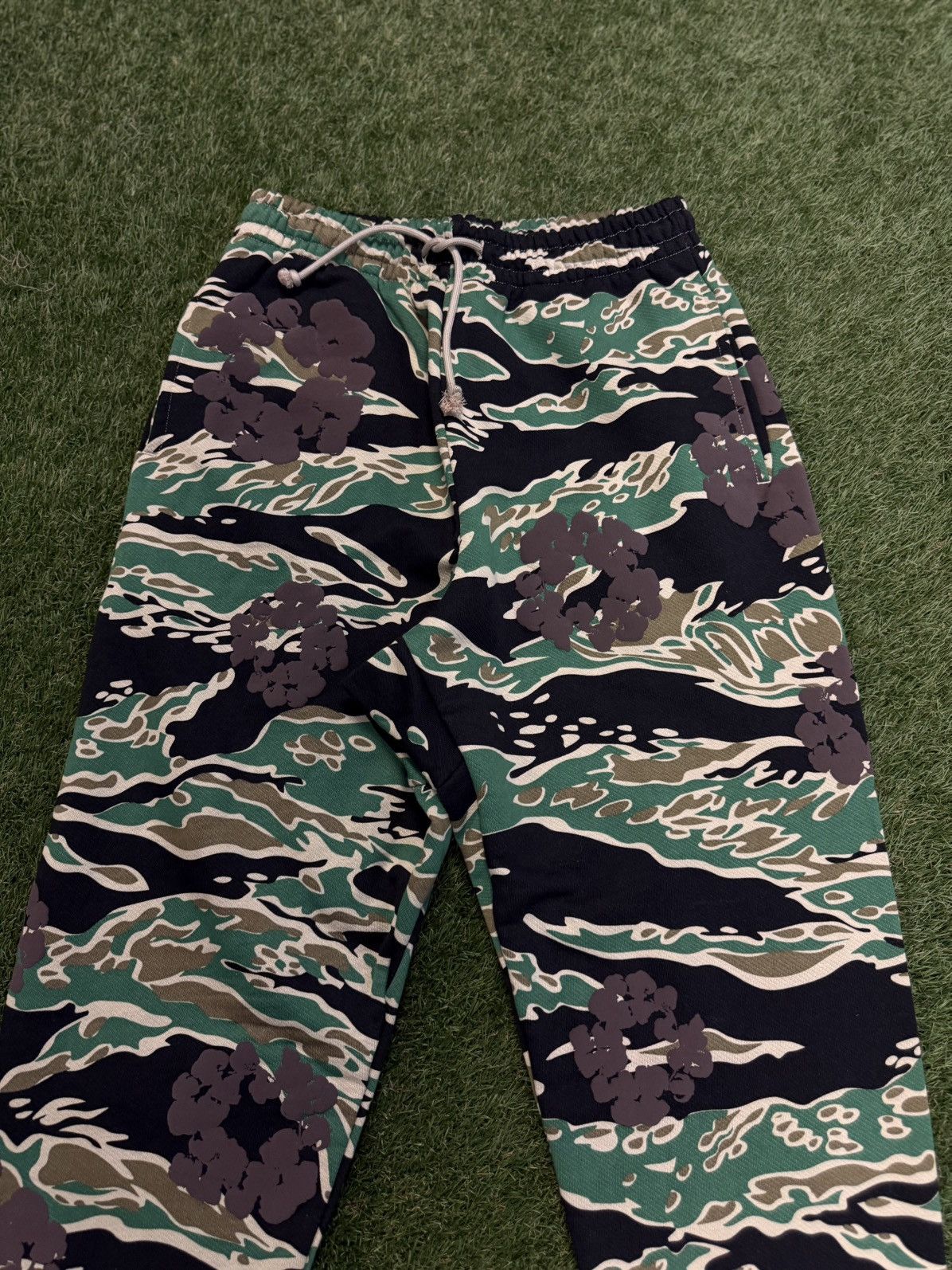 DENIM TEARS Denim Tears Cotton Wreath Sweatpants Camo Size Medium (NEW) Size US 31 - 4 Thumbnail