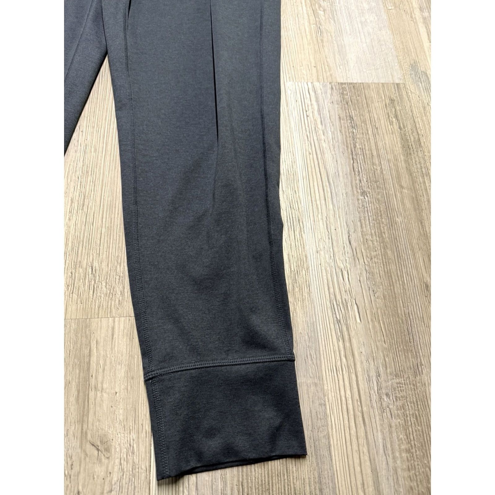 Vuori Vuori Sunday Performance Jogger Mens Medium Heather Black Drawstring Pockets Athletic Activewear Pants 28 Inseam Size US 31 - 3 Thumbnail