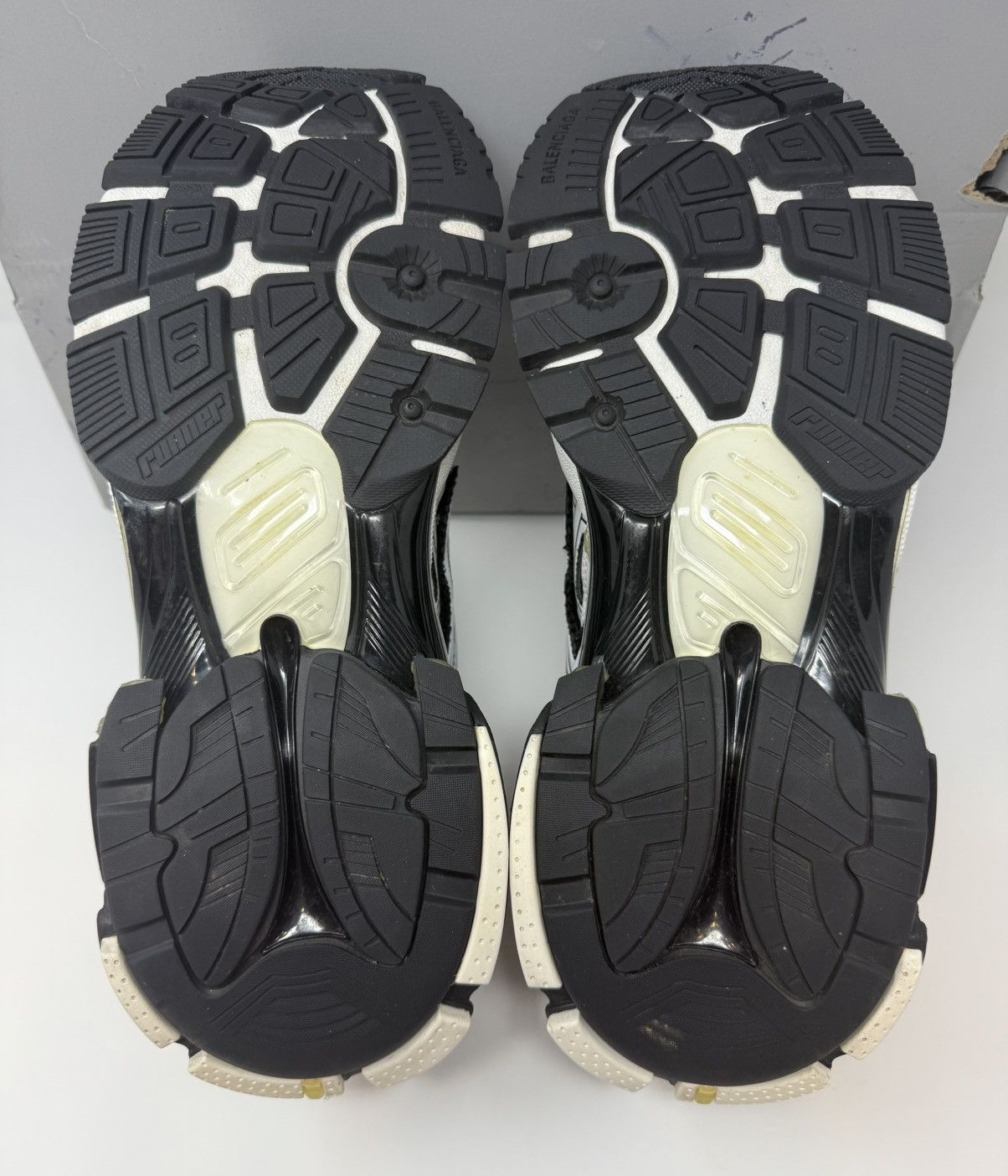 Balenciaga Balenciaga Runner Sneaker (Black/White) Size US 11 / EU 44 - 6 Thumbnail