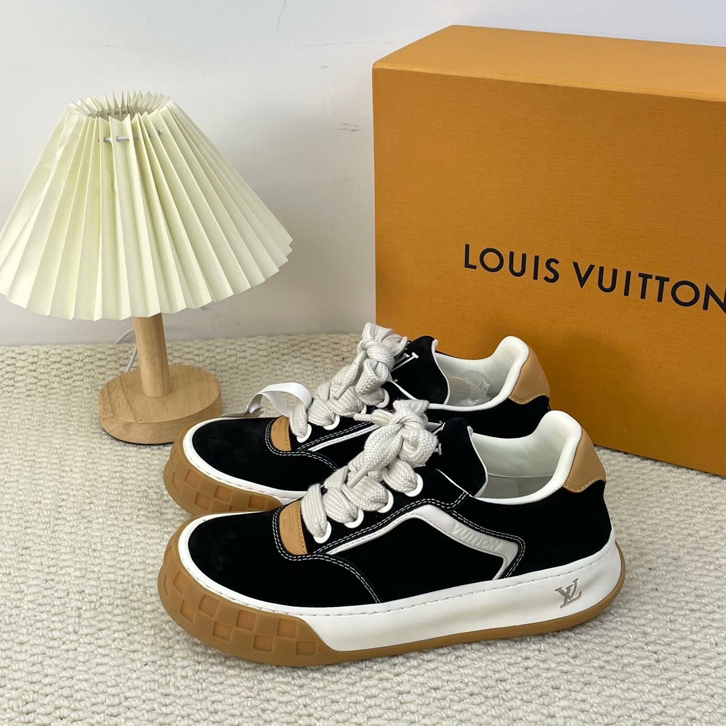 Louis Vuitton Louis Vuitton Lowtop Sneakers 8 Men Size US 8 / EU 41 - 1 Thumbnail