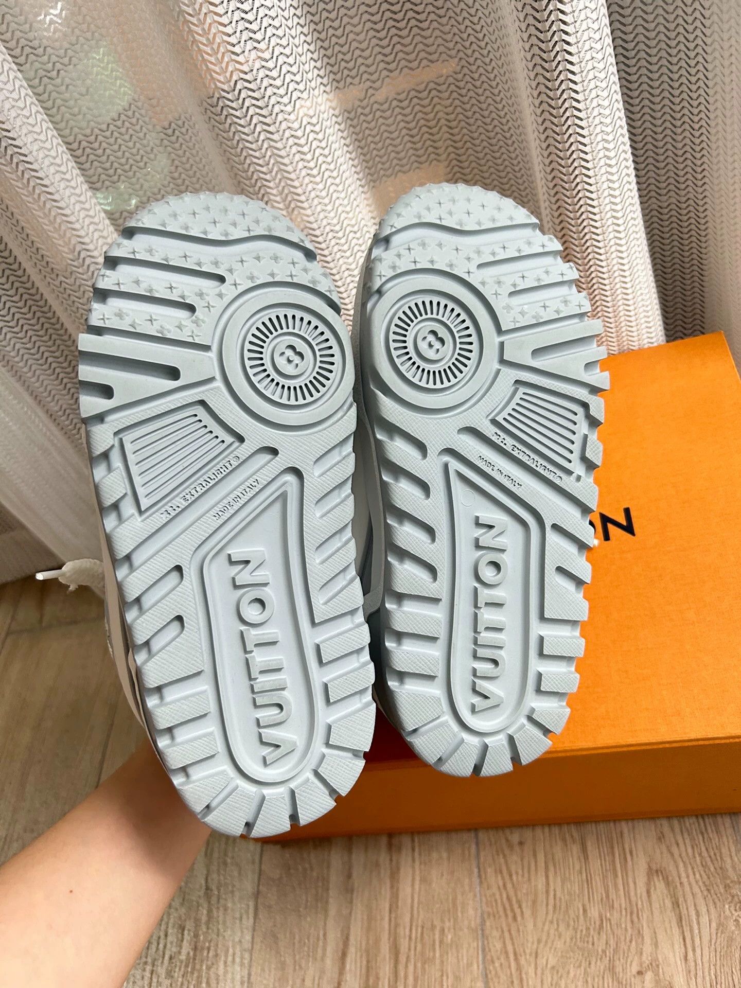 Louis Vuitton Louis Vuitton Trainer Gray White 35.5 Size US 5 / IT 35 - 4 Thumbnail