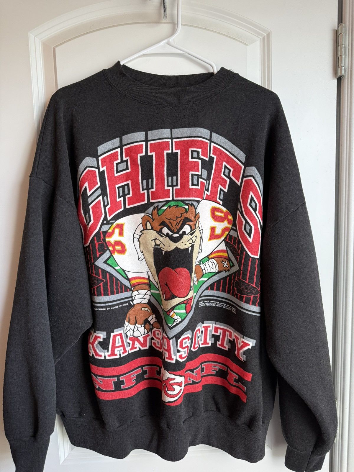 Warner Bros Rare vintage 1992 KC Kansas City Chiefs Taz sweatshirt Size US XL / EU 56 / 4 - 9 Thumbnail