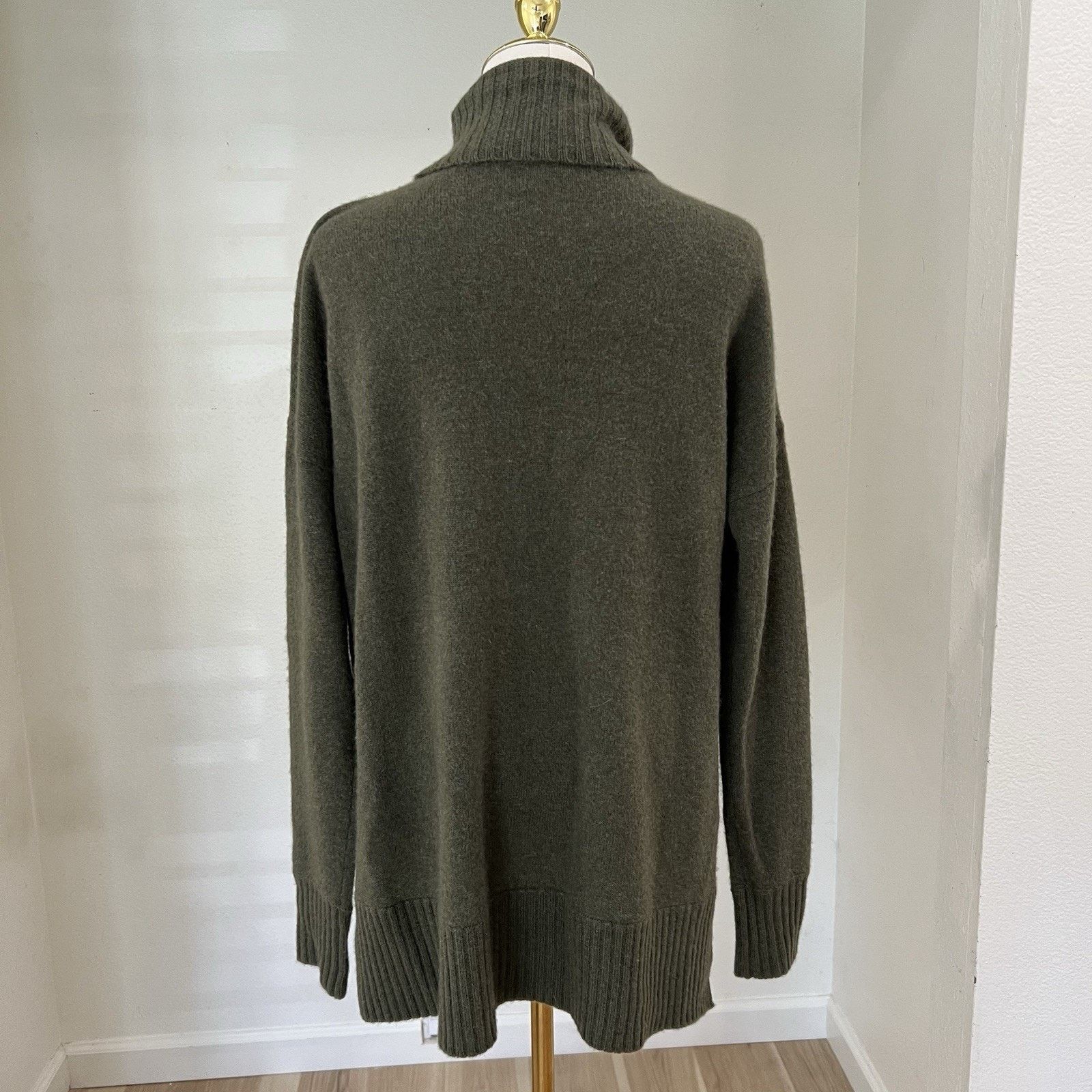 Saks Fifth Avenue SAKS FIFTH AVENUE (S) 100% Cashmere Turtleneck Split Hem Size S / US 4 / IT 40 - 4 Thumbnail