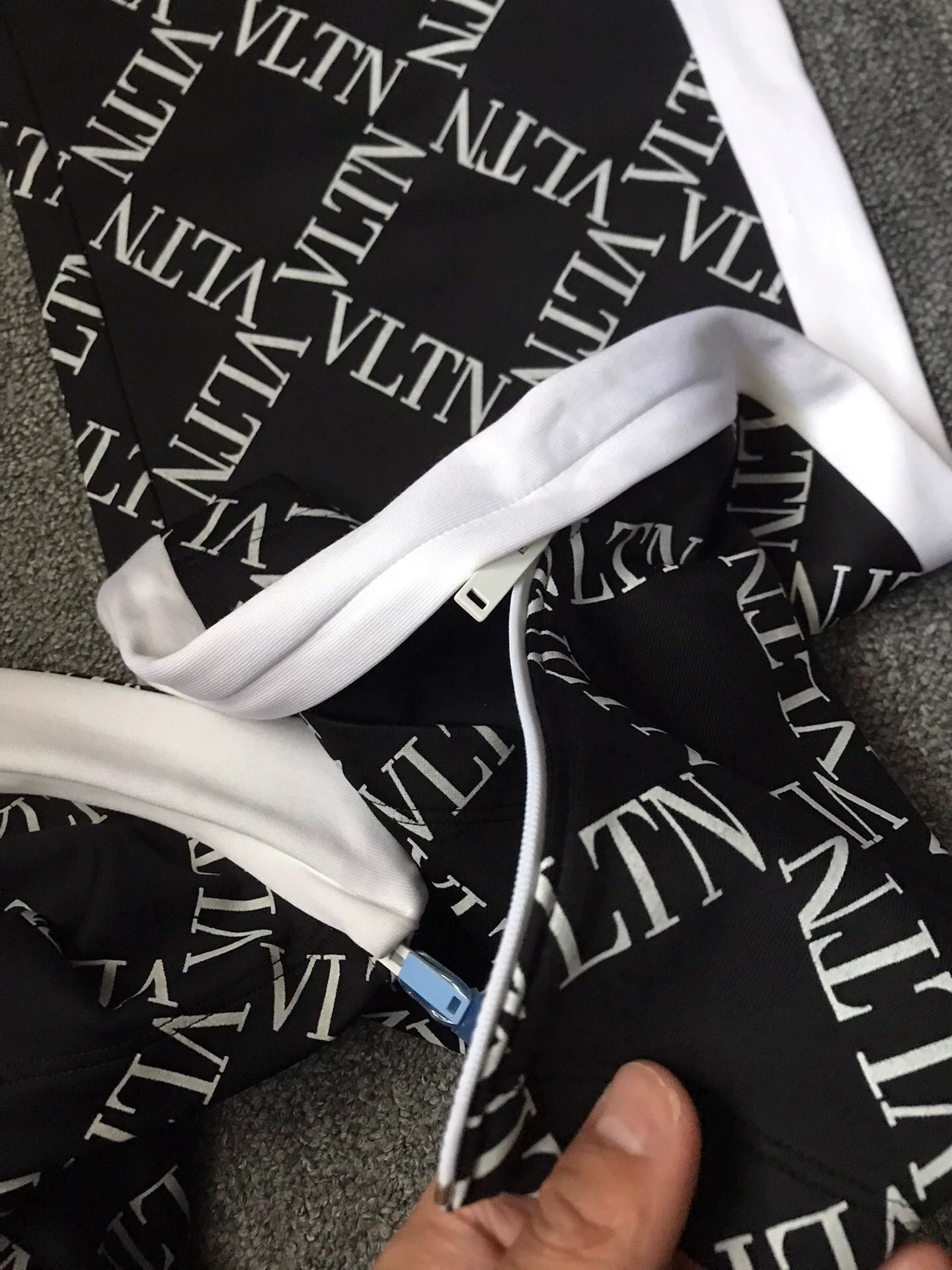 Valentino Valentino Drawstring Waist Zip Cuff VLTN Print Pants Size L Size US 34 / EU 50 - 3 Thumbnail