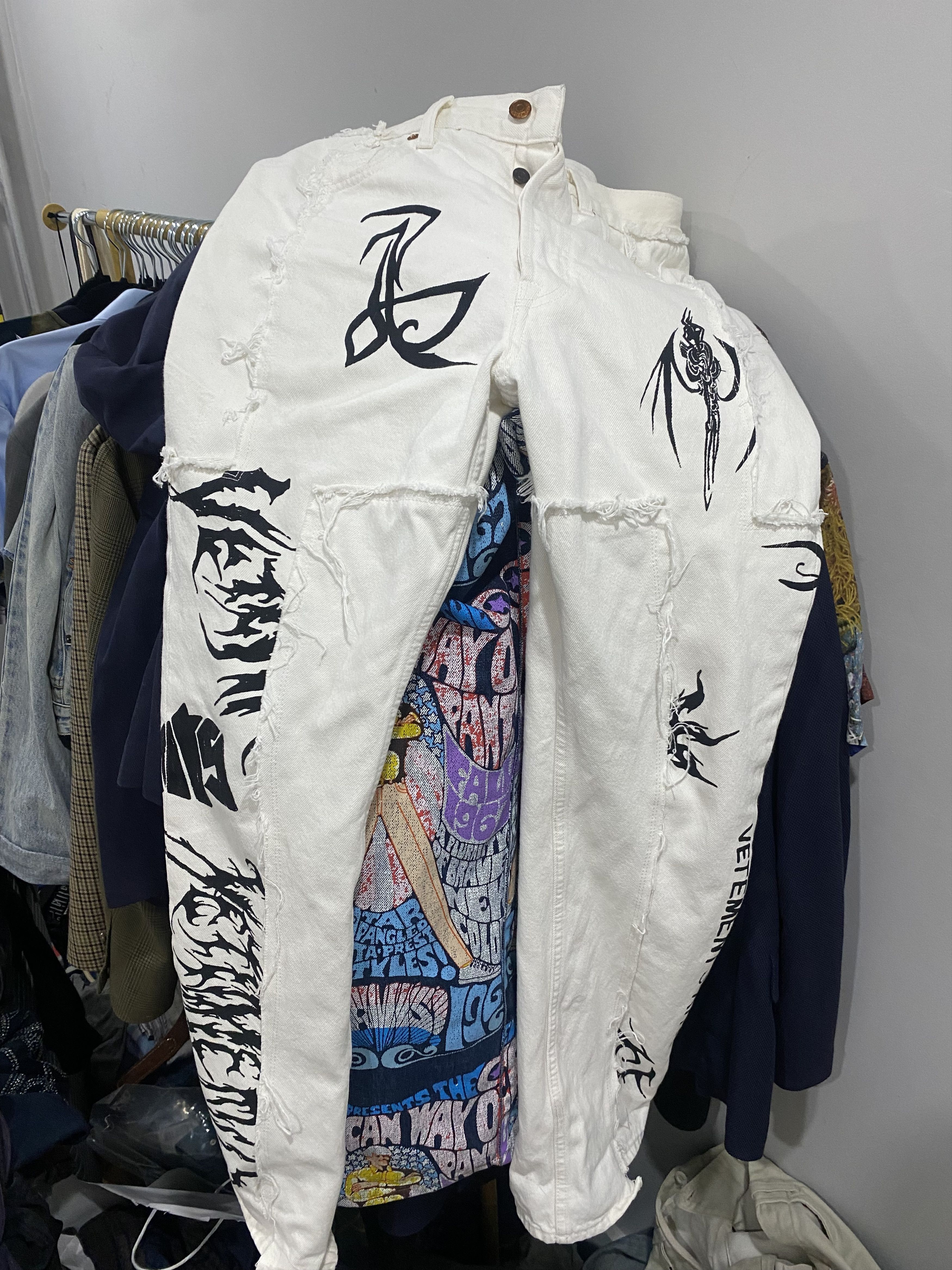 Levi's × Vetements Vetements x Levi’s White Tribal Patchwork Denim Size US 31 - 2 Thumbnail