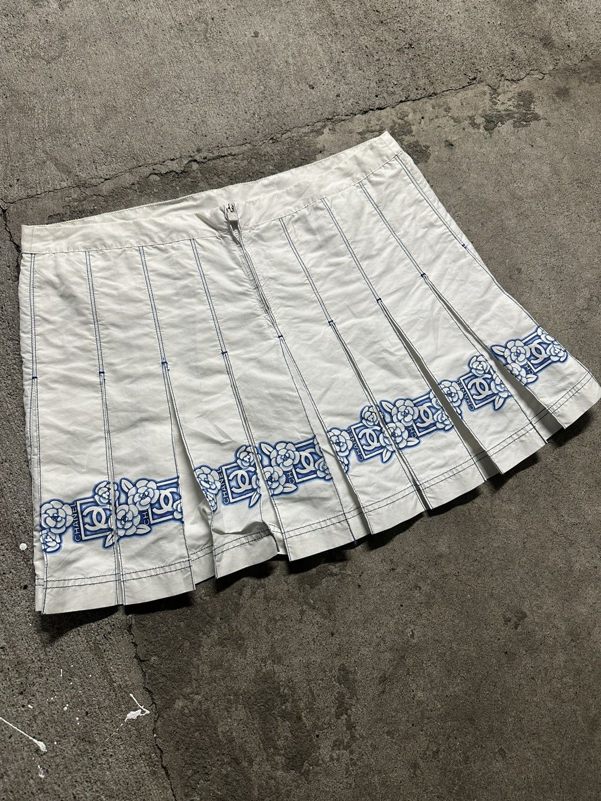 Chanel 2000s Chanel Floral Logo Vintage Pleated Skirt Size 30" / US 8 / IT 44 - 2 Thumbnail