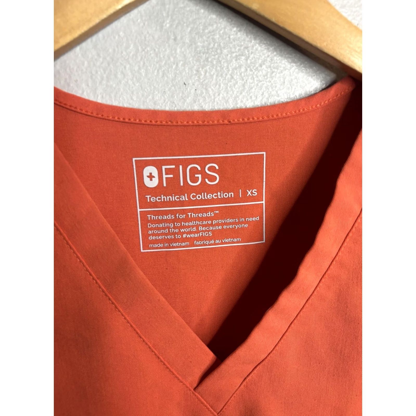 Vintage Figs Scrub Top Womens XS Orange V Neck Technical Collection Pocket FW1000 Size XS / US 0-2 / IT 36-38 - 3 Thumbnail