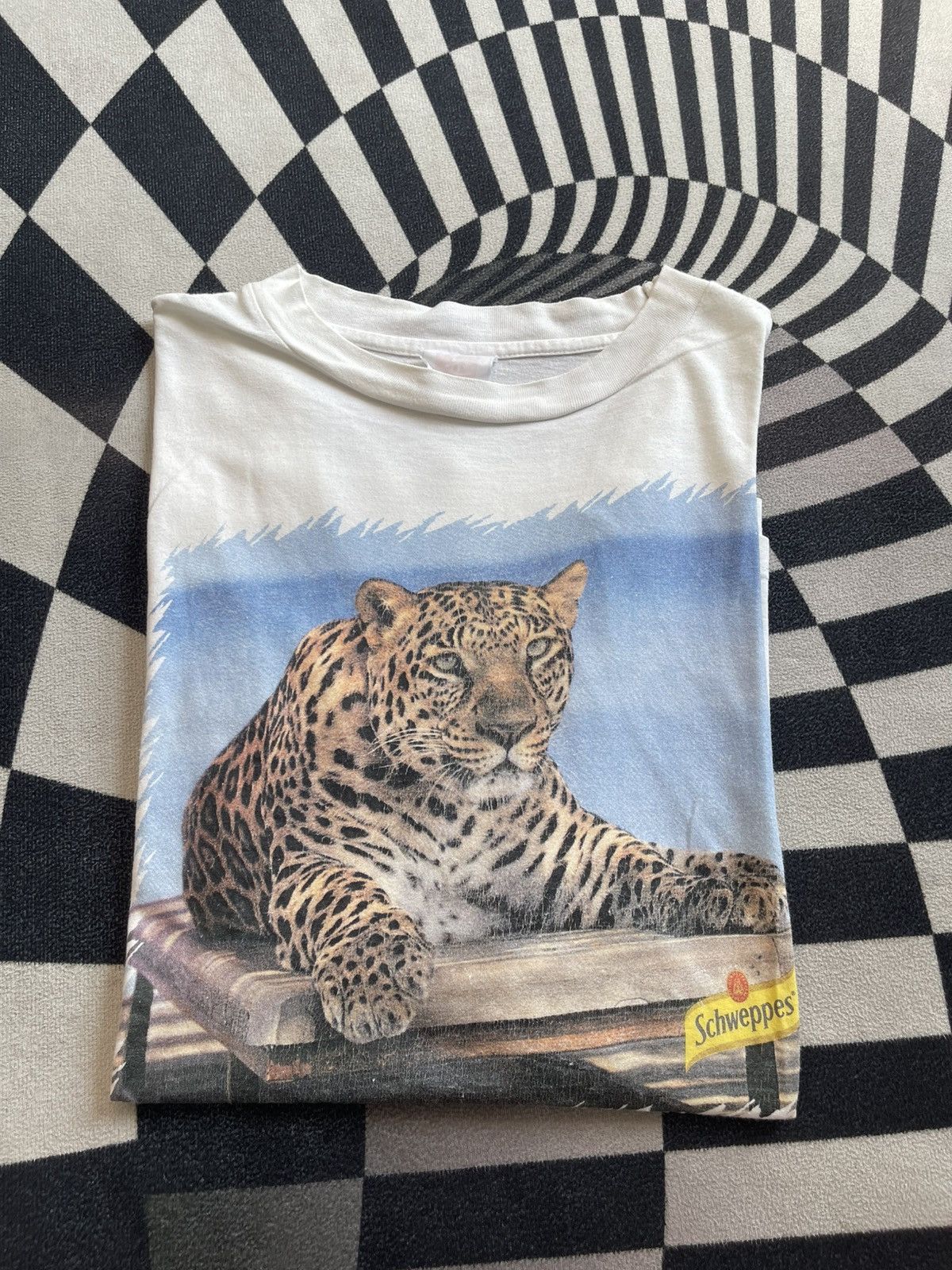 Vintage Vintage 90s Schweppes Leopard Wildlife Promo T-Shirt Size US XL / EU 56 / 4 - 1 Thumbnail