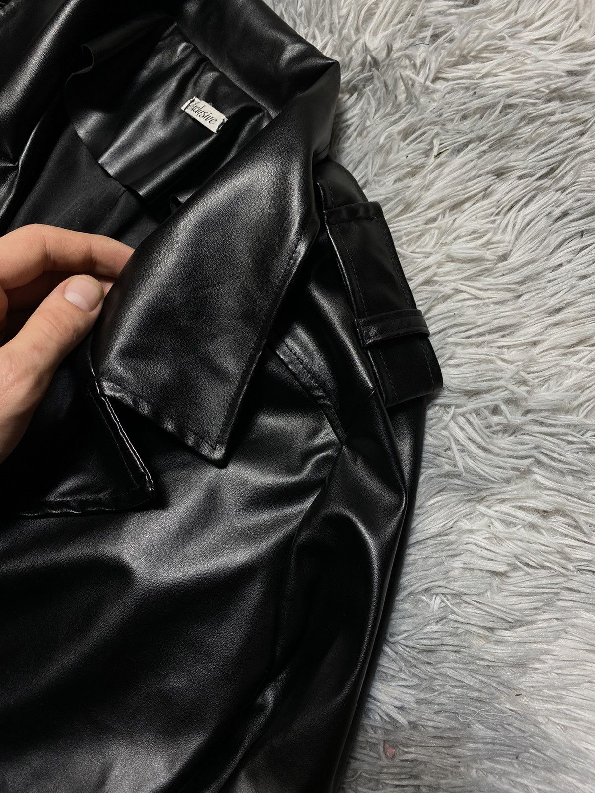 Vintage Black Glossy Trench Coat – Perfect Fall Statement Piece Size US S / EU 44-46 / 1 - 4 Thumbnail