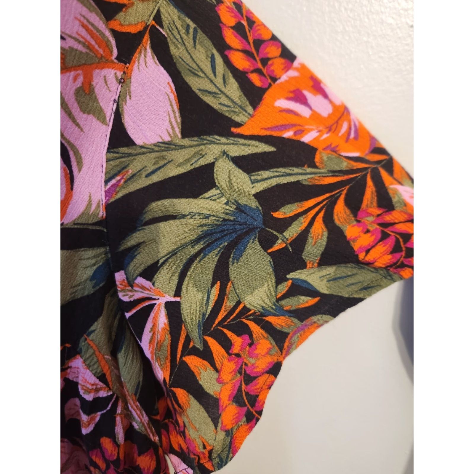 Vintage Terra & Sky Black Floral Print Top Smocked Trim Crinkle Short Sleeve V-Neck 2X Plus Blouse Womens Size XXL / US 16-18 / IT 52-54 - 4 Thumbnail