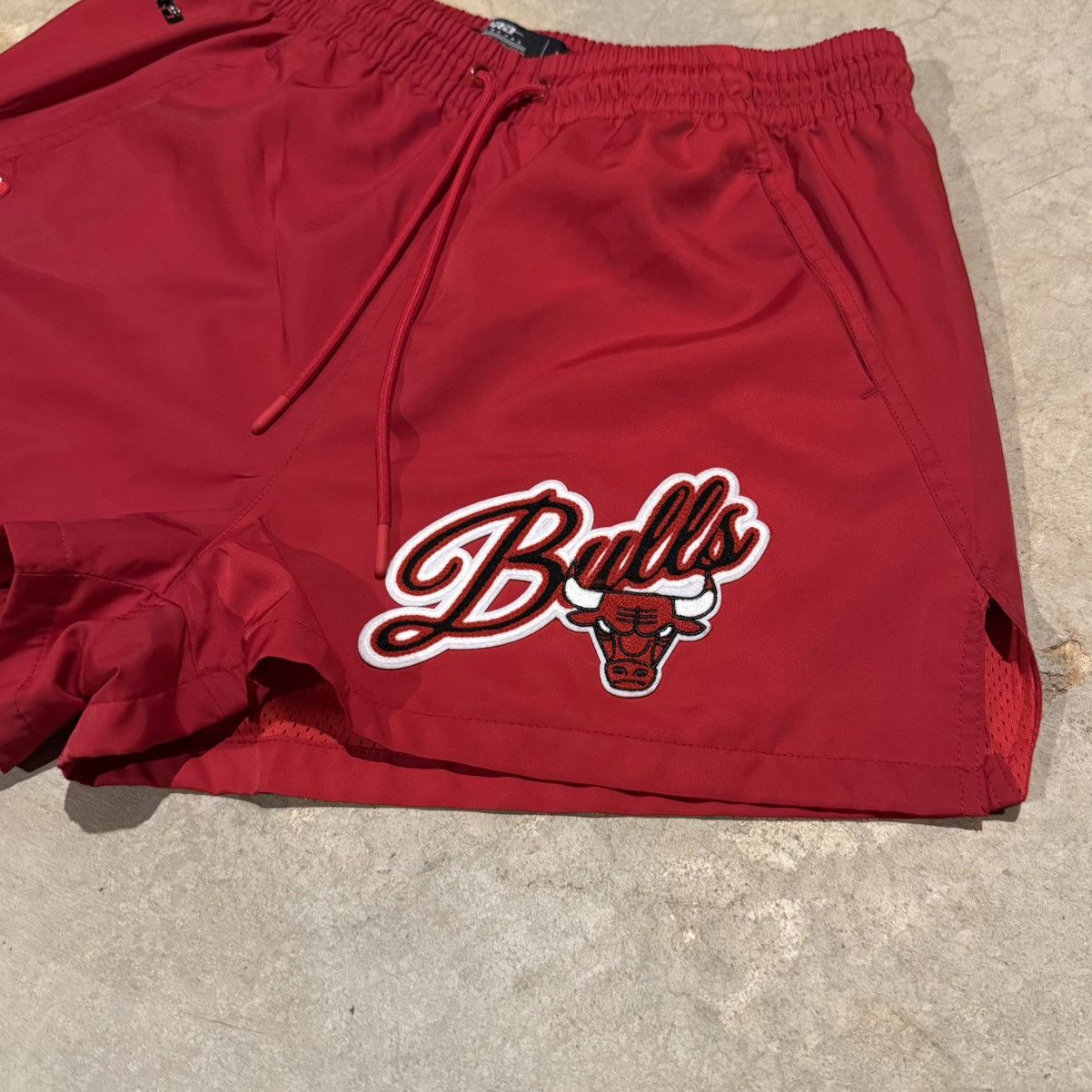 Pro Standard Vintage Chicago Bulls NBA Patched Nylon Shorts Size US 32 / EU 48 - 3 Thumbnail