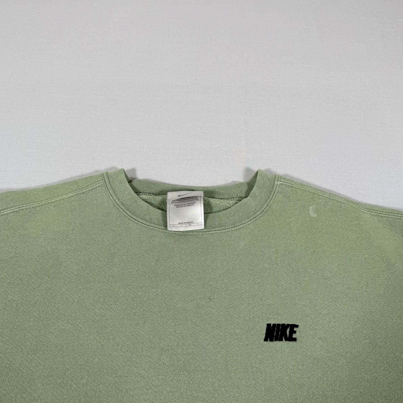 Nike VINTAGE Nike Sweatshirt Mens Small Green Embroidered Logo 90s Y2K Crew Neck Pullover Sweatshirt Size US S / EU 44-46 / 1 - 2 Thumbnail