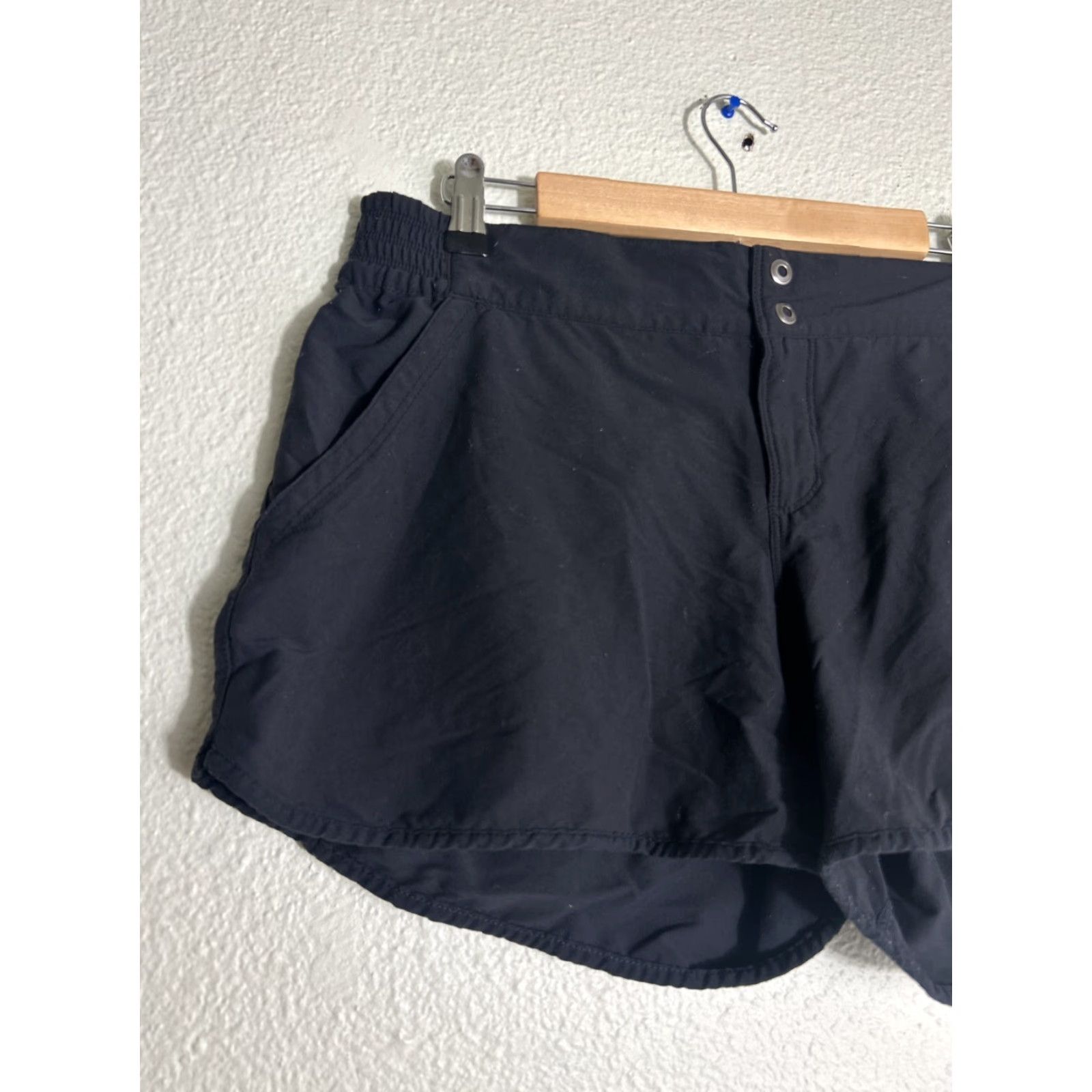 Mountain Hardwear Mountain Hardwear Shorts Womens Size 10 Black Nylon Hiking Elastane 32x5 Size 32" / US 10 / IT 46 - 2 Thumbnail