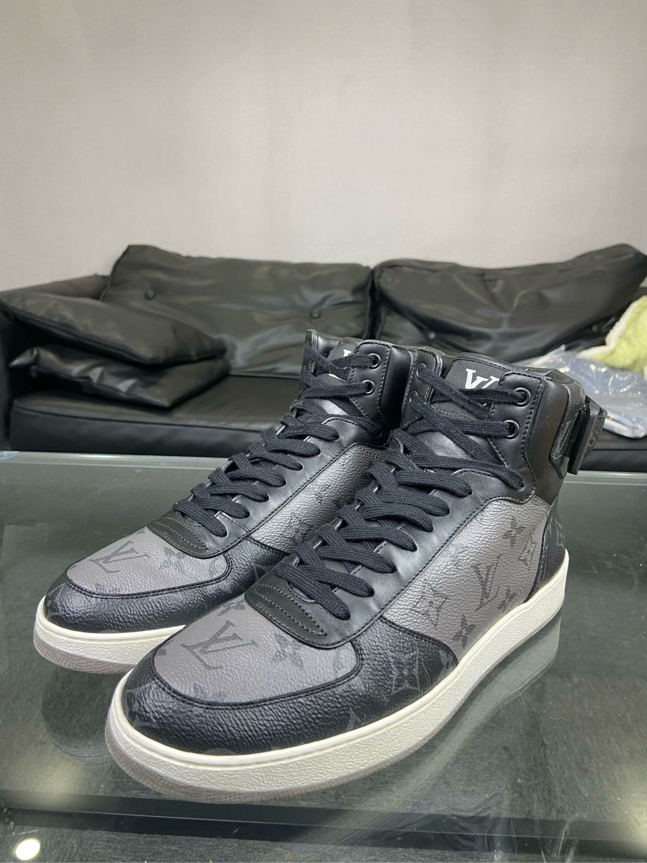 Louis Vuitton Louis Vuitton Training Lowtop Sneakers 9 Men Size US 9 / EU 42 - 1 Thumbnail