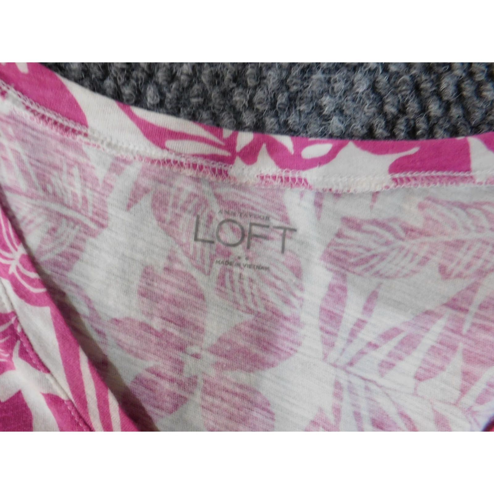 Ann Taylor Ann Taylor Loft Loft top Floral Purple V-Neck Short Sleeve Pullover Women L Purple Casual Cotton Rayon Regular Womens Size L / US 10 / IT 46 - 4 Thumbnail