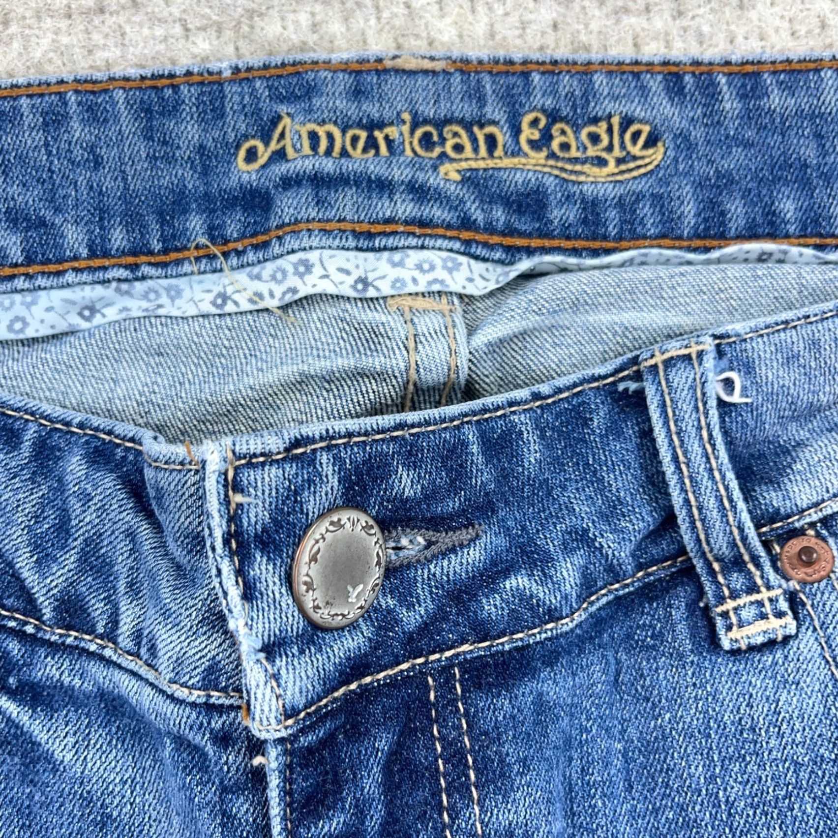 American Eagle Outfitters VINTAGE American Eagle Outfitters Capri Jeans Women 12 Low Rise Med Wash Denim Capri Jeans Womens 12 Blue 5-Pocket City Logo 90s Breakfast Size 34" / US 12 / IT 48 - 6 Thumbnail