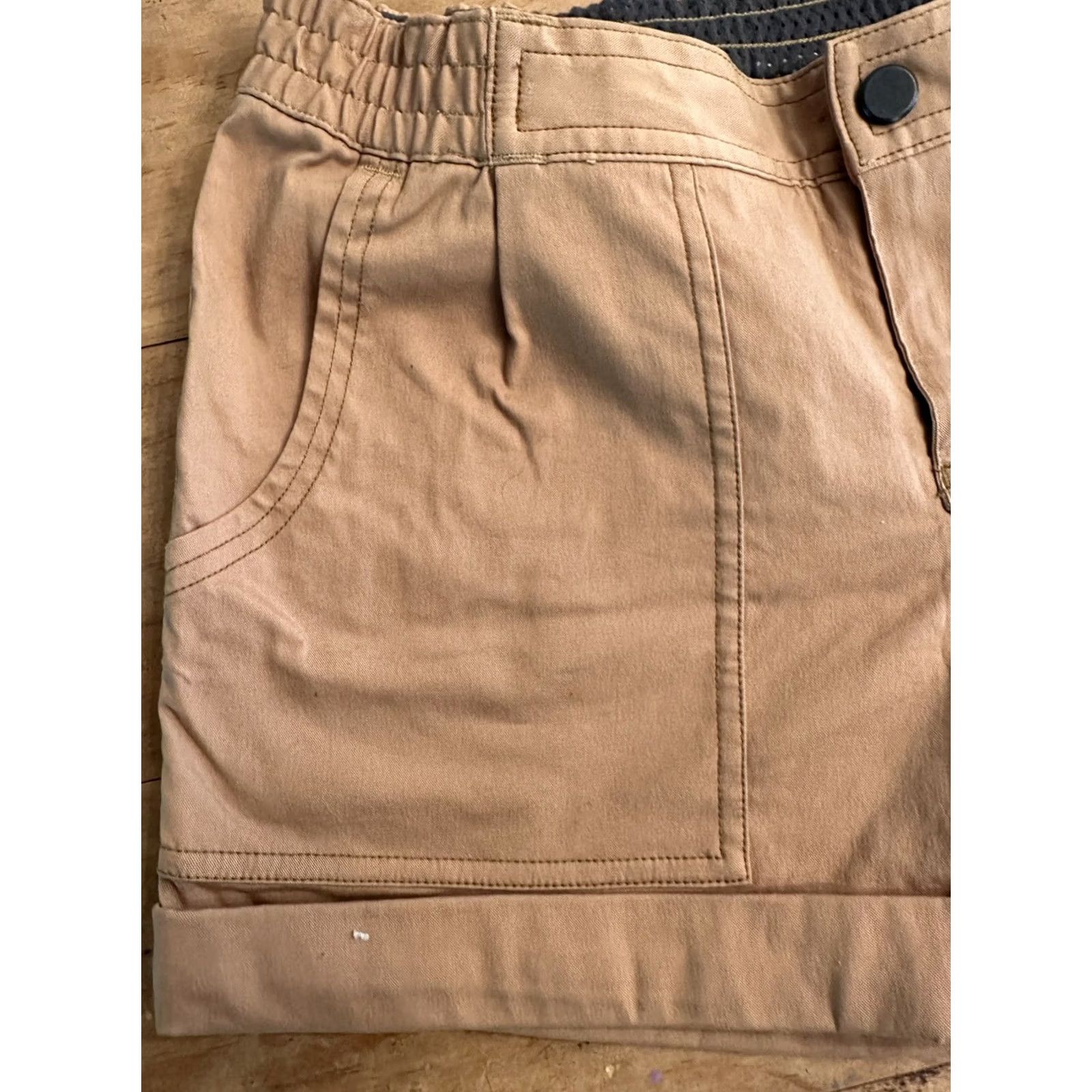 Mountain Hardwear VINTAGE Mountain Hardwear Women’s Khaki Nylon Cargo Shorts Size 2 4” Inseam Size 24" / US 00 / IT 34 - 2 Thumbnail