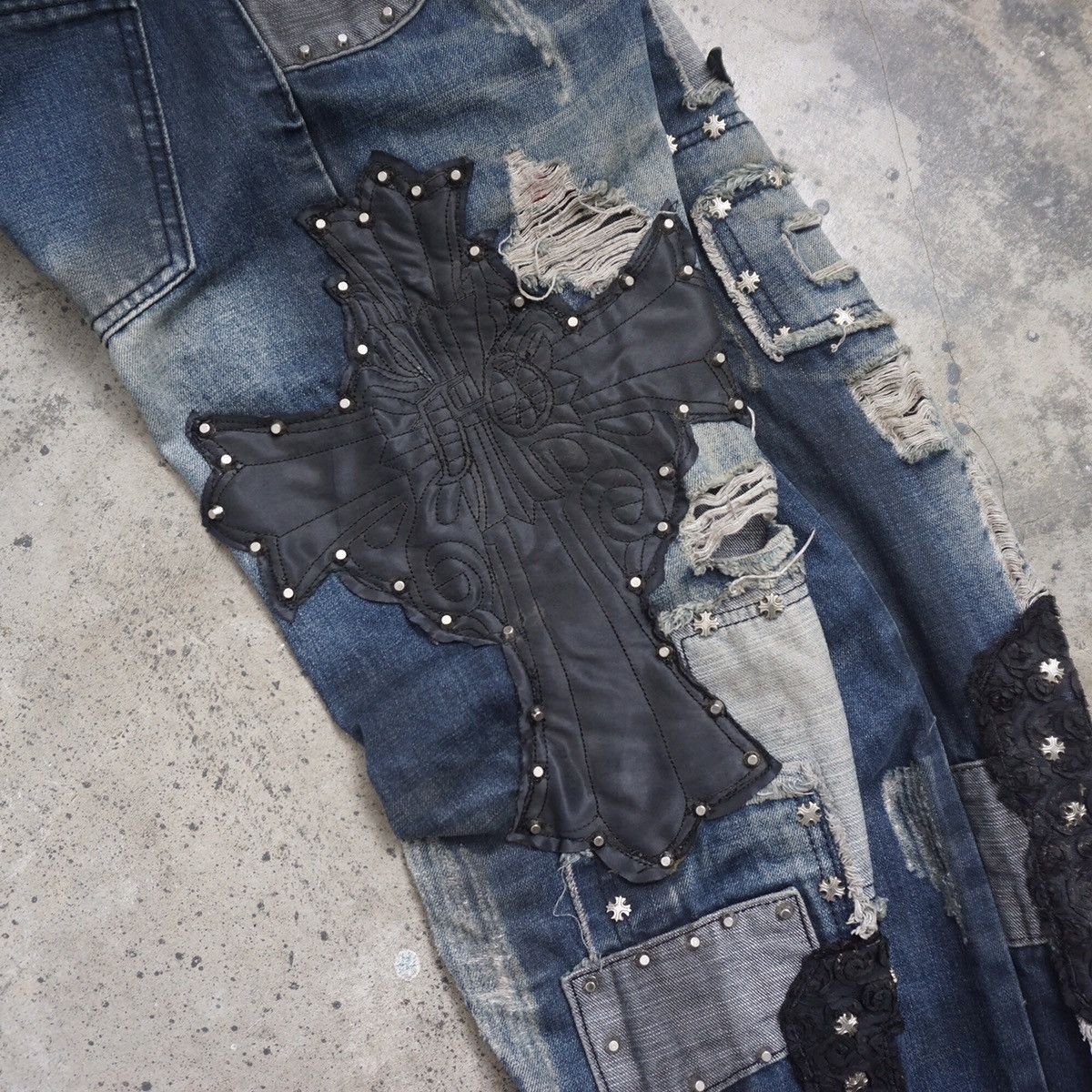Hysteric Glamour Sosoo distressed Cross studded Jeans Size US 32 / EU 48 - 12 Thumbnail