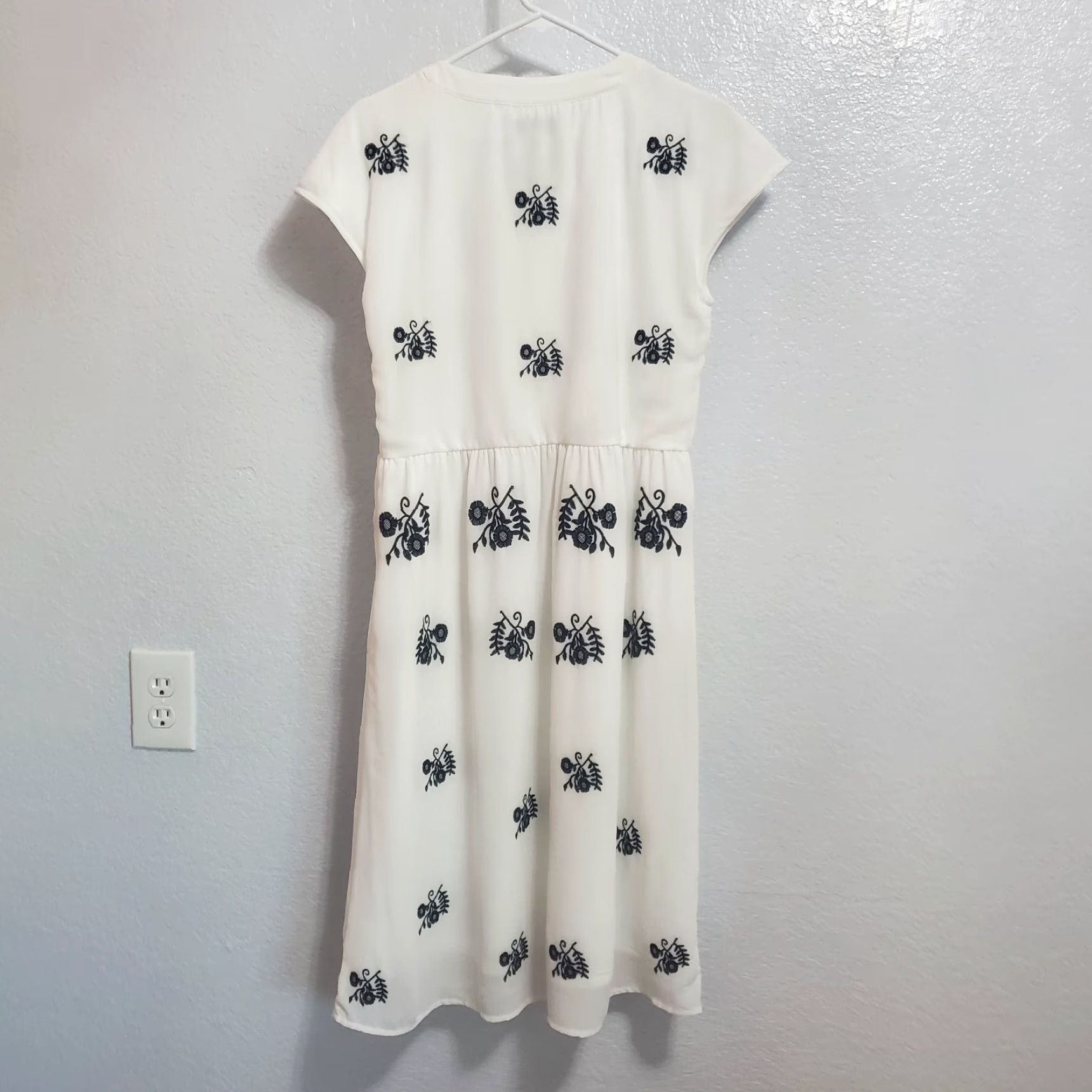 Vintage Piper & Scoot Dress Women S White Floral Embroidered Cap Sleeve Midi V-Neck Side Zip Casual Wedding Party/Cocktail Cottagecore Size S / US 4 / IT 40 - 2 Thumbnail